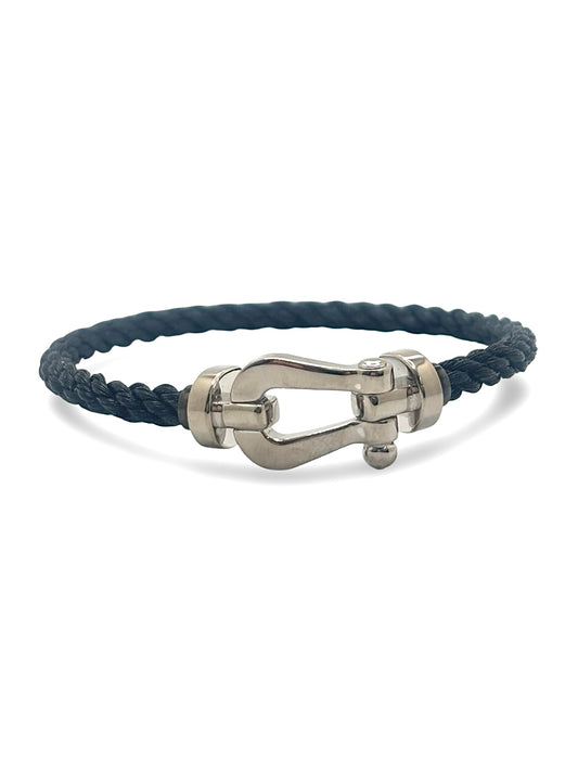 Icône de la Maison Fred, le bracelet Force 10 Grand Modèle en or blanc allie élégance et esprit marin. Son design tressé emblématique évoque la force et la liberté. Un bijou audacieux et raffiné, idéal pour sublimer un poignet avec caractère. Parfait en pièce signature ou à offrir en symbole de lien fort.
