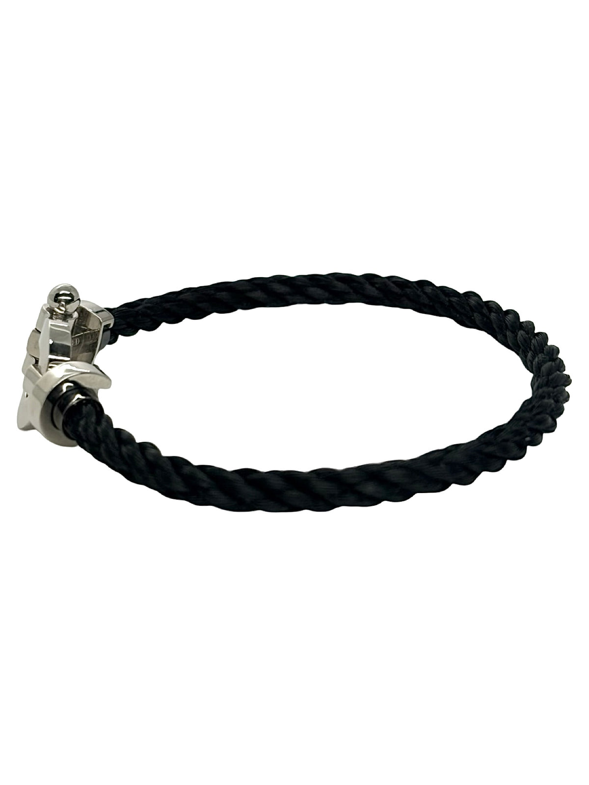 Bracelet Fred Force 10 en or blanc 18 carats (750/1000), un bijou emblématique de la maison Fred, reconnu pour son design élégant et contemporain. Ce bracelet de luxe en or blanc séduit par ses lignes raffinées et son style intemporel, idéal pour apporter une touche de sophistication au poignet. Le bracelet Force 10 en or blanc 18K se porte seul pour un look minimaliste ou associé à d’autres bijoux pour un style personnalisé. Un bijou précieux qui allie modernité, élégance et savoir-faire joaillier.