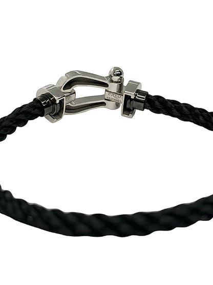 Bracelet Fred Force 10 en or blanc 18 carats (750/1000), un bijou emblématique de la maison Fred, reconnu pour son design élégant et contemporain. Ce bracelet de luxe en or blanc séduit par ses lignes raffinées et son style intemporel, idéal pour apporter une touche de sophistication au poignet. Le bracelet Force 10 en or blanc 18K se porte seul pour un look minimaliste ou associé à d’autres bijoux pour un style personnalisé. Un bijou précieux qui allie modernité, élégance et savoir-faire joaillier.
