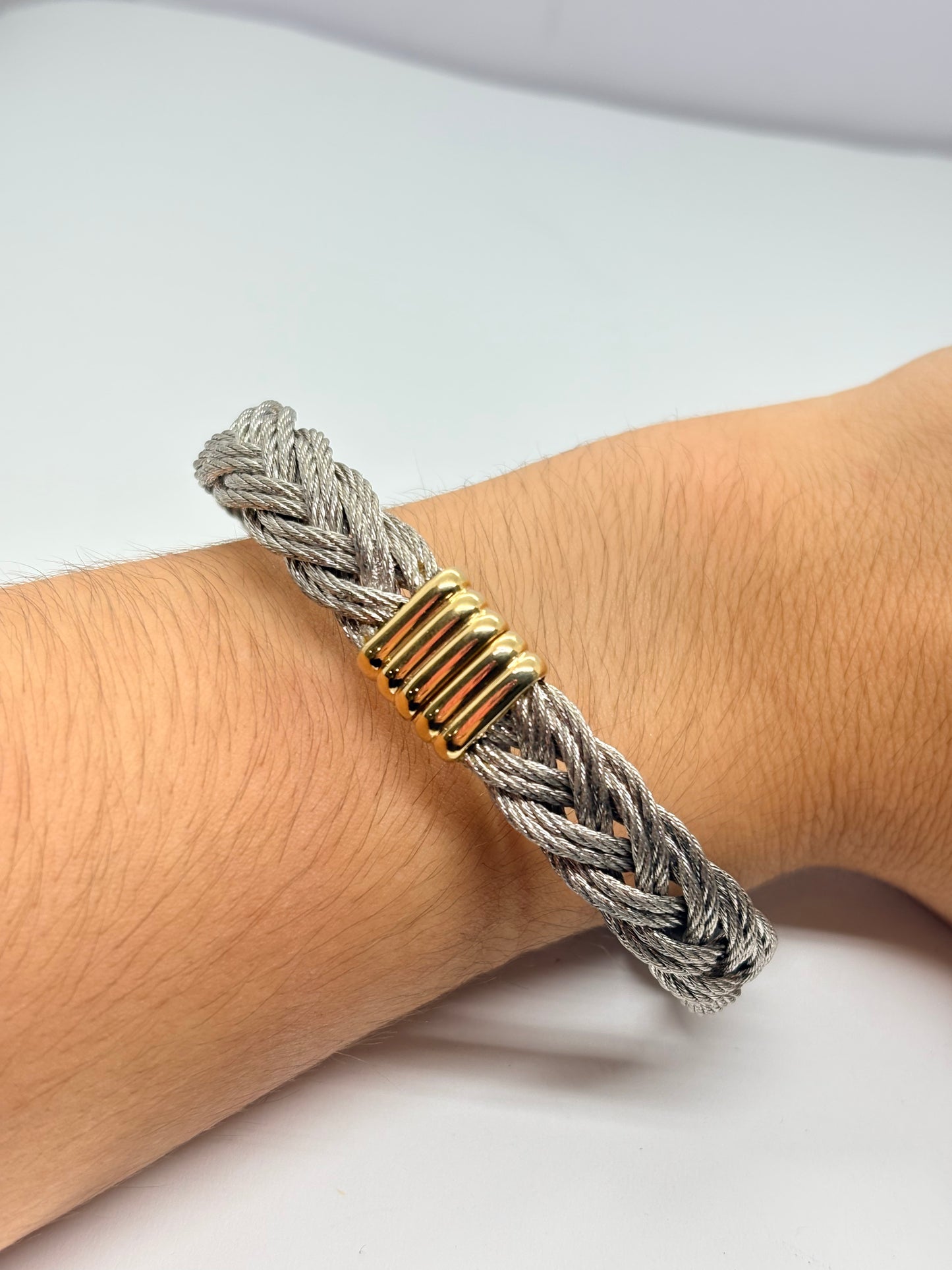 Bracelet Fred Force 10 en or jaune 18K (750‰) et acier, symbole d'élégance et d'esprit sportif. Son design iconique associe la chaleur de l'or jaune à la robustesse de l'acier pour créer un bijou contemporain et intemporel. Idéal à porter au quotidien ou lors d'occasions spéciales, ce bracelet de luxe signé Fred reflète un savoir-faire joaillier d'exception. Une pièce emblématique qui allie raffinement, modernité et caractère.
