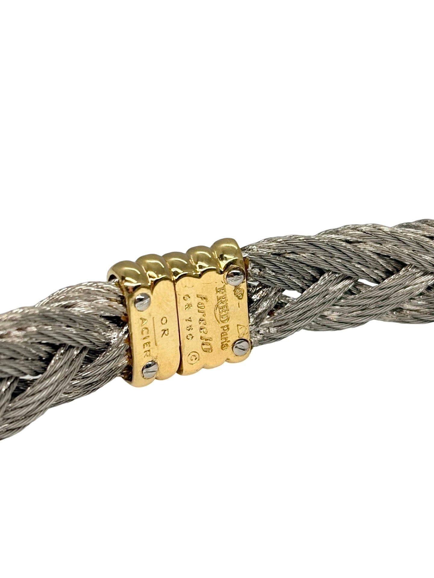 Bracelet Fred Force 10 en or jaune 18K (750‰) et acier, symbole d'élégance et d'esprit sportif. Son design iconique associe la chaleur de l'or jaune à la robustesse de l'acier pour créer un bijou contemporain et intemporel. Idéal à porter au quotidien ou lors d'occasions spéciales, ce bracelet de luxe signé Fred reflète un savoir-faire joaillier d'exception. Une pièce emblématique qui allie raffinement, modernité et caractère.

