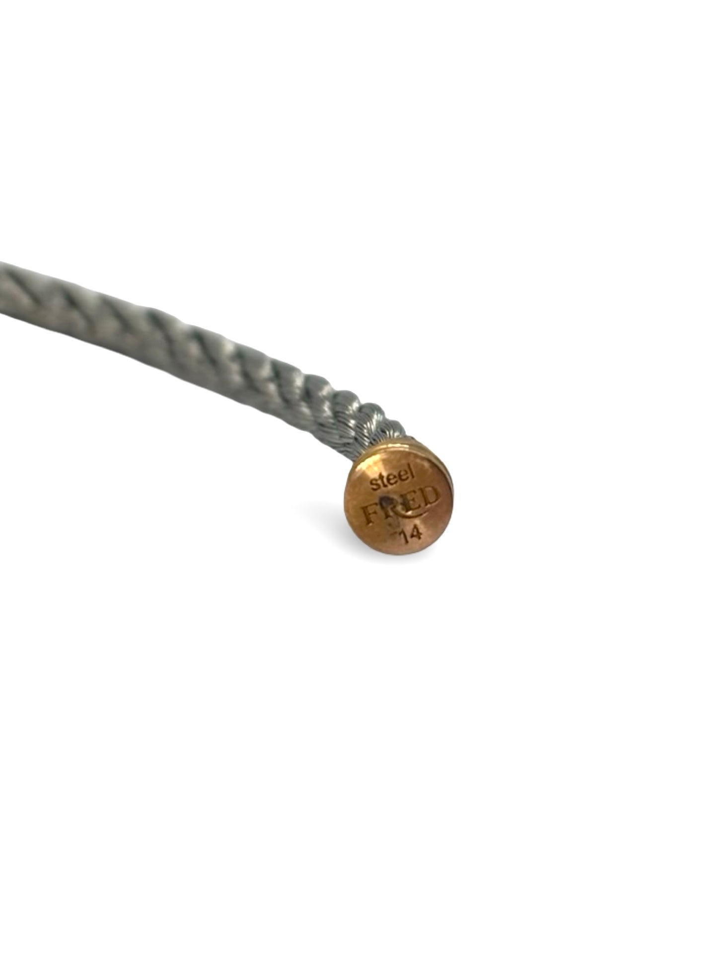 Icône de la Maison Fred, le bracelet Force 10 en or rose et diamants 0,12 ct allie élégance et modernité. Son câble tressé et sa boucle sertie de diamants reflètent un savoir-faire joaillier unique. Symbole de force et de raffinement, il sublime le poignet avec éclat et sophistication.