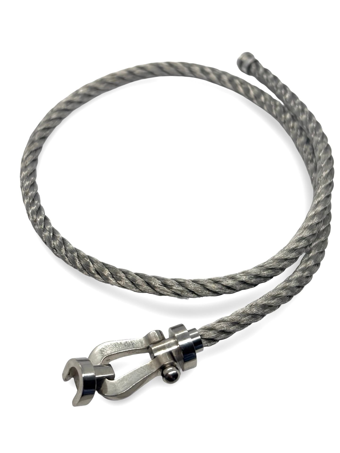 Bracelet grand modèle signé Fred en or blanc avec cordon double. Ce bijou iconique se distingue par son fermoir emblématique, véritable signature de la maison, associé à deux cordons robustes pour un style à la fois élégant et contemporain. Pensé pour un porté quotidien, il offre confort, résistance et raffinement. Ce bracelet signé allie savoir-faire joaillier, design intemporel et finitions haut de gamme, idéal pour compléter une tenue casual ou sophistiquée.