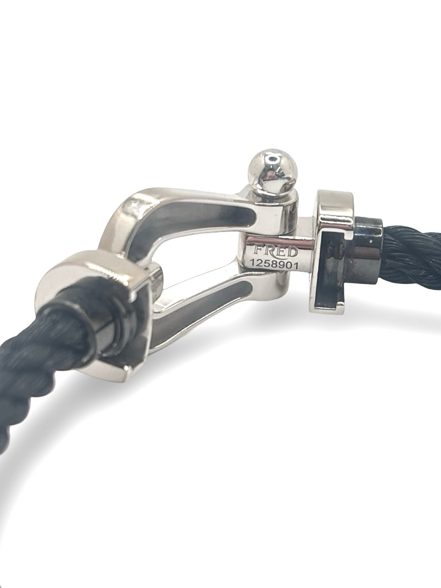 Icône de la Maison Fred, le bracelet Force 10 Grand Modèle en or blanc allie élégance et esprit marin. Son design tressé emblématique évoque la force et la liberté. Un bijou audacieux et raffiné, idéal pour sublimer un poignet avec caractère. Parfait en pièce signature ou à offrir en symbole de lien fort.