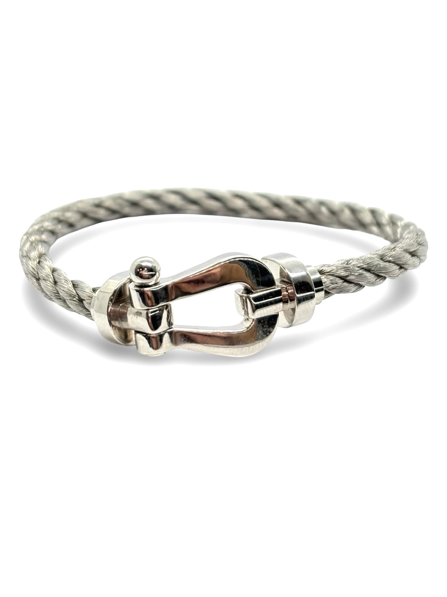 Icône de la Maison Fred, le bracelet Force 10 Grand Modèle en or blanc allie élégance et esprit marin. Son design tressé emblématique évoque la force et la liberté. Un bijou audacieux et raffiné, idéal pour sublimer un poignet avec caractère. Parfait en pièce signature ou à offrir en symbole de lien fort.