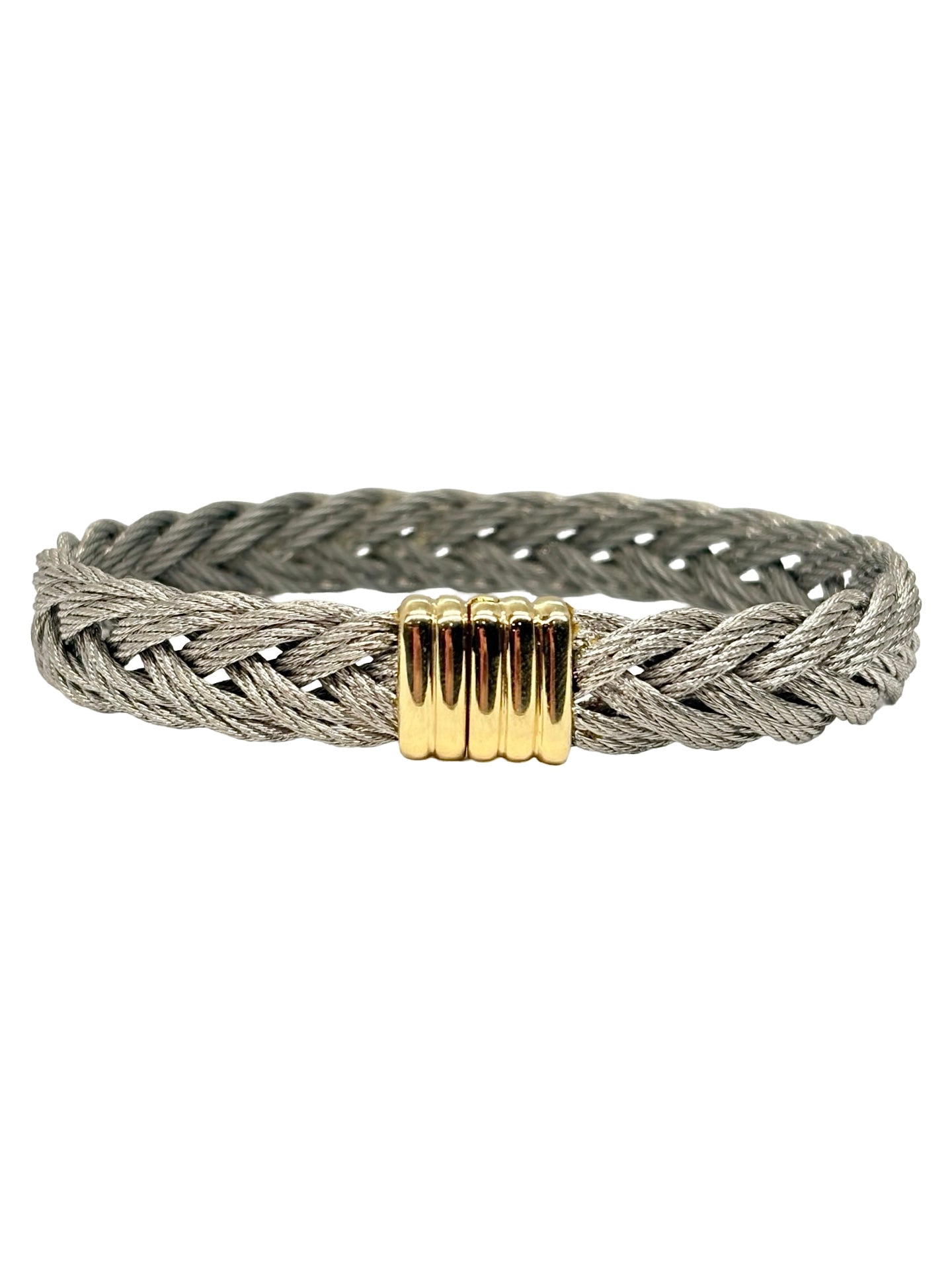 Bracelet Fred Force 10 en or jaune 18K (750‰) et acier, symbole d'élégance et d'esprit sportif. Son design iconique associe la chaleur de l'or jaune à la robustesse de l'acier pour créer un bijou contemporain et intemporel. Idéal à porter au quotidien ou lors d'occasions spéciales, ce bracelet de luxe signé Fred reflète un savoir-faire joaillier d'exception. Une pièce emblématique qui allie raffinement, modernité et caractère.
