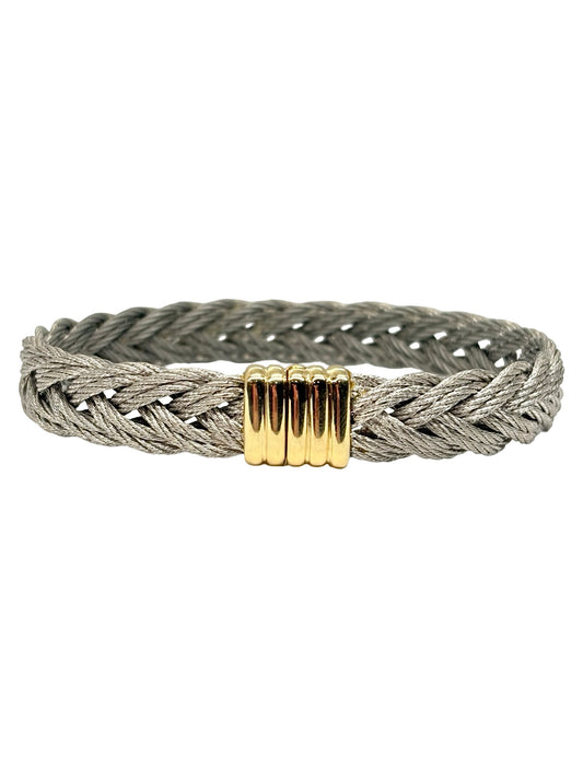 Bracelet Fred Force 10 en or jaune 18K (750‰) et acier, symbole d'élégance et d'esprit sportif. Son design iconique associe la chaleur de l'or jaune à la robustesse de l'acier pour créer un bijou contemporain et intemporel. Idéal à porter au quotidien ou lors d'occasions spéciales, ce bracelet de luxe signé Fred reflète un savoir-faire joaillier d'exception. Une pièce emblématique qui allie raffinement, modernité et caractère.
