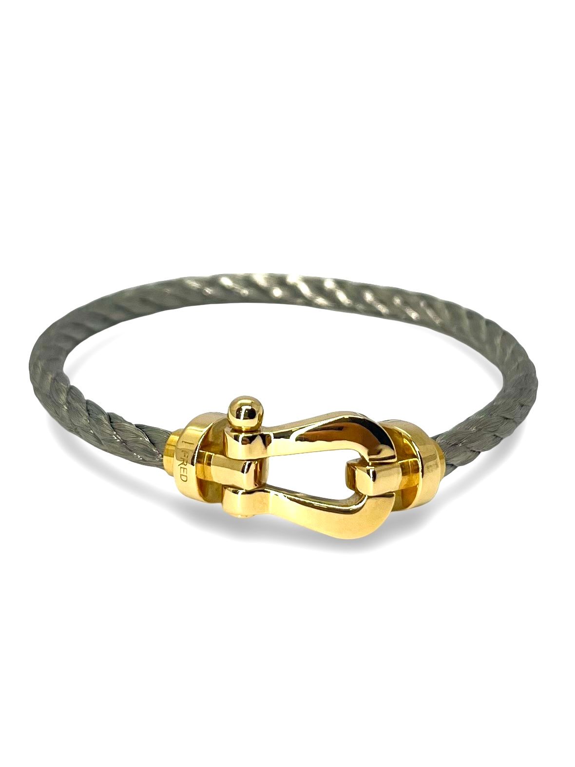 Icône de la Maison Fred, le bracelet Force 10 Grand Modèle en or jaune allie élégance et esprit marin. Son design tressé emblématique évoque la force et la liberté. Un bijou audacieux et raffiné, idéal pour sublimer un poignet avec caractère. Parfait en pièce signature ou à offrir en symbole de lien fort.

