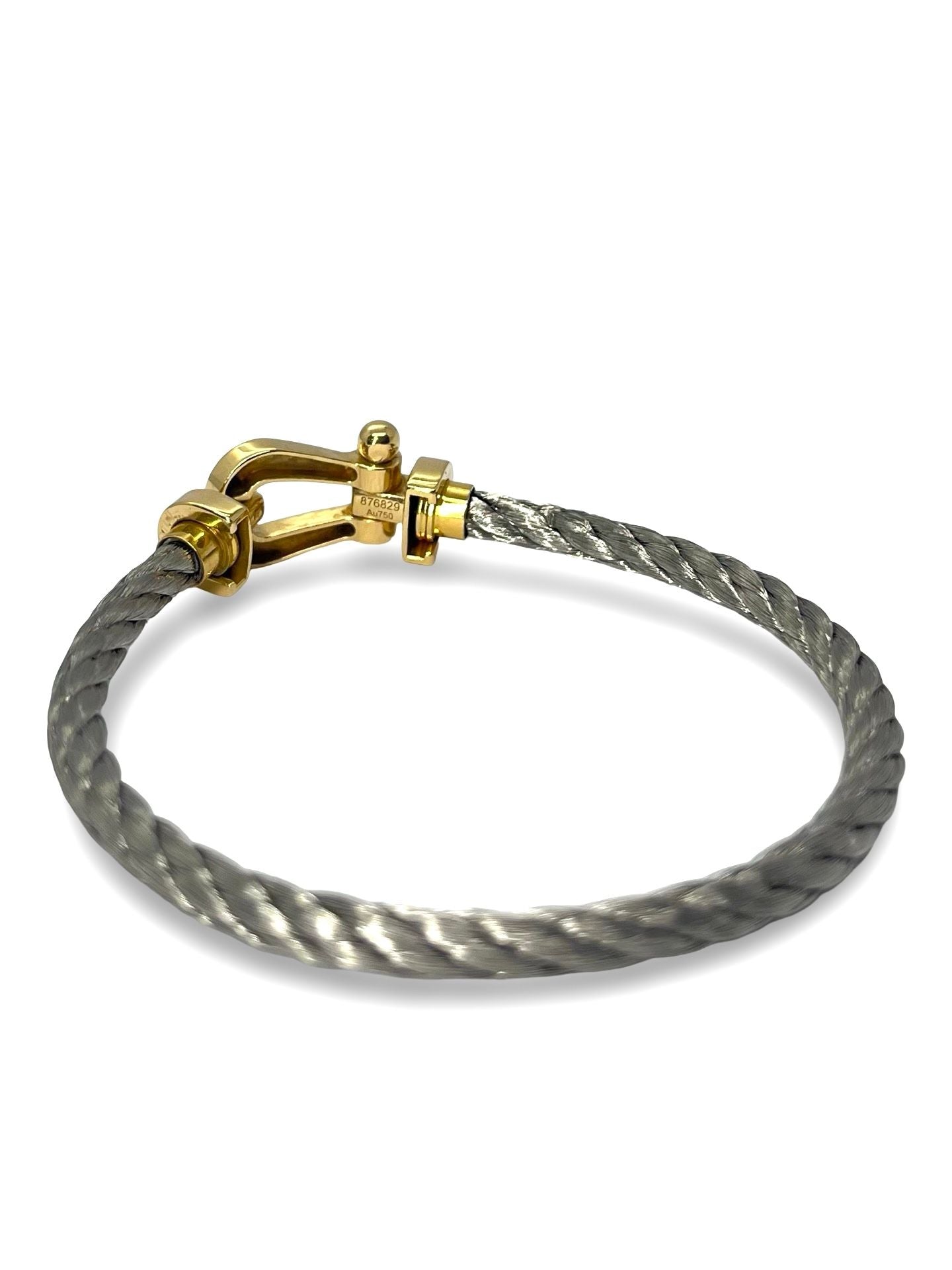 Icône de la Maison Fred, le bracelet Force 10 Grand Modèle en or jaune allie élégance et esprit marin. Son design tressé emblématique évoque la force et la liberté. Un bijou audacieux et raffiné, idéal pour sublimer un poignet avec caractère. Parfait en pièce signature ou à offrir en symbole de lien fort.
