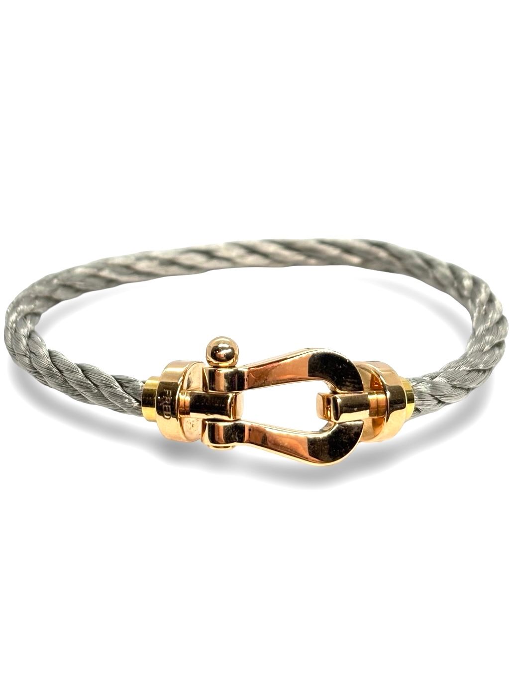 Icône de la Maison Fred, le bracelet Force 10 Grand Modèle en or rose allie élégance et esprit marin. Son design tressé emblématique évoque la force et la liberté. Un bijou audacieux et raffiné, idéal pour sublimer un poignet avec caractère. Parfait en pièce signature ou à offrir en symbole de lien fort.