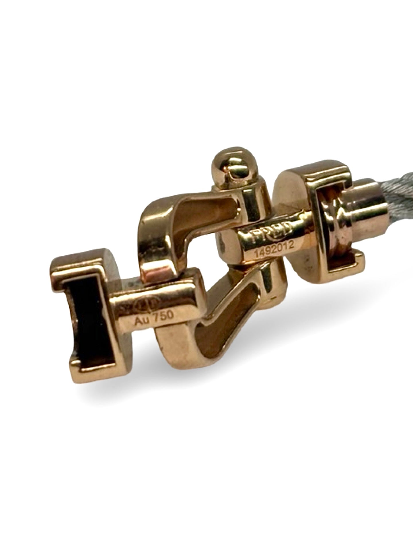 Icône de la Maison Fred, le bracelet Force 10 en or rose et diamants 0,12 ct allie élégance et modernité. Son câble tressé et sa boucle sertie de diamants reflètent un savoir-faire joaillier unique. Symbole de force et de raffinement, il sublime le poignet avec éclat et sophistication.