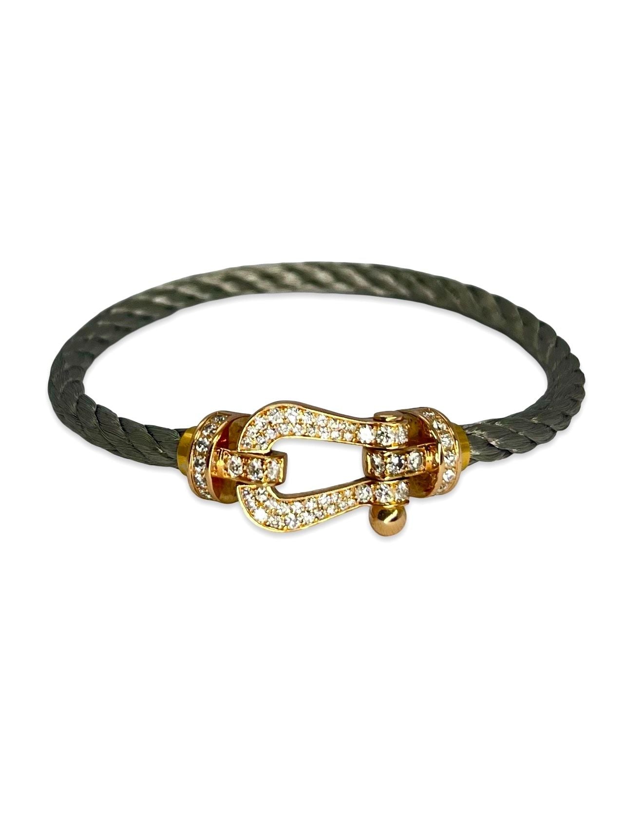 Le bracelet Force 10 Grand Modèle en or rose pavé de diamants incarne l’audace et le raffinement chers à la Maison Fred. Inspiré du monde marin, son câble iconique s’illumine de pierres précieuses. Une création élégante et contemporaine, symbole de force et de liberté, à porter au quotidien ou pour sublimer une tenue d’exception.


