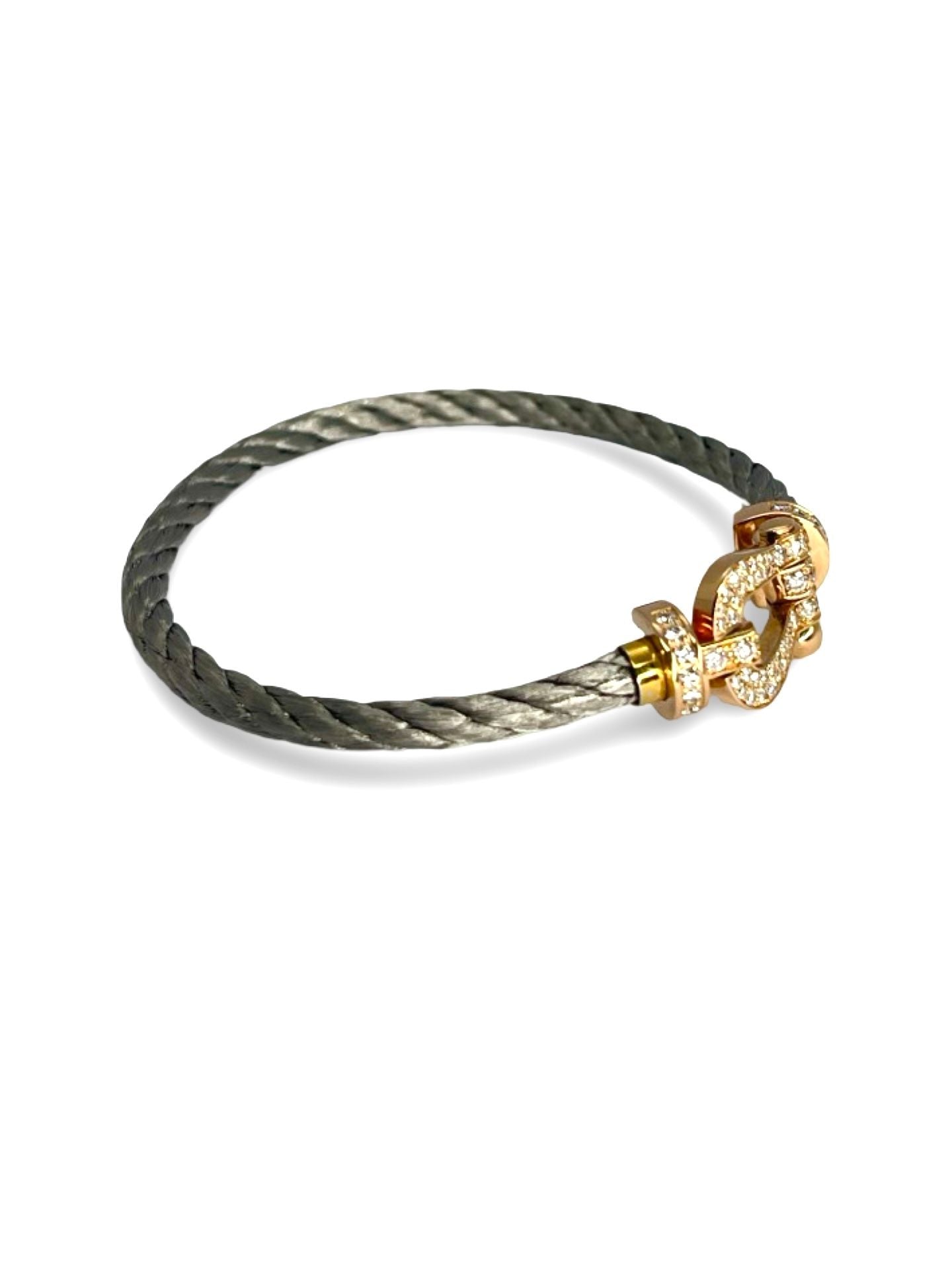 Le bracelet Force 10 Grand Modèle en or rose pavé de diamants incarne l’audace et le raffinement chers à la Maison Fred. Inspiré du monde marin, son câble iconique s’illumine de pierres précieuses. Une création élégante et contemporaine, symbole de force et de liberté, à porter au quotidien ou pour sublimer une tenue d’exception.

