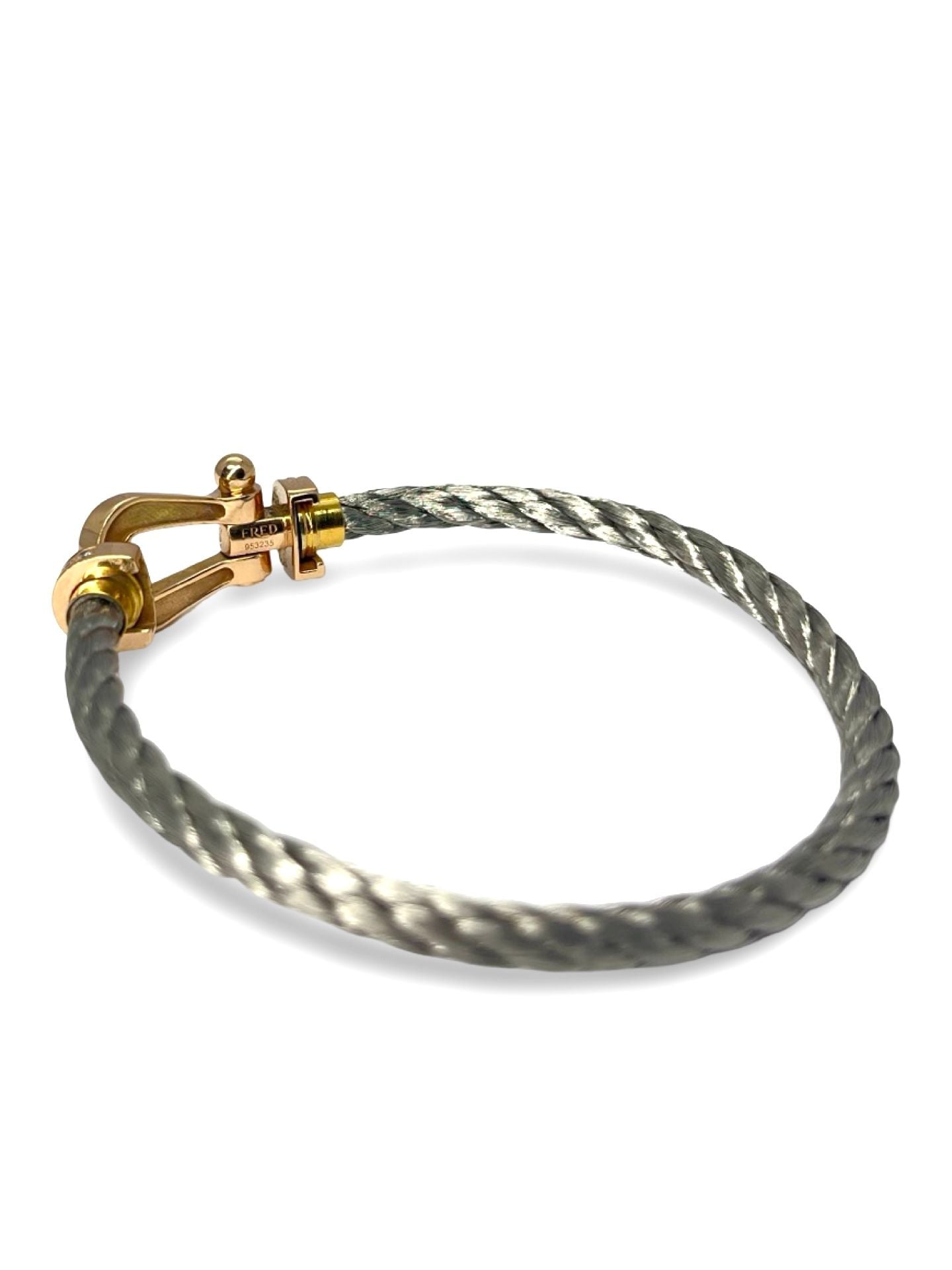 Le bracelet Force 10 Grand Modèle en or rose pavé de diamants incarne l’audace et le raffinement chers à la Maison Fred. Inspiré du monde marin, son câble iconique s’illumine de pierres précieuses. Une création élégante et contemporaine, symbole de force et de liberté, à porter au quotidien ou pour sublimer une tenue d’exception.

