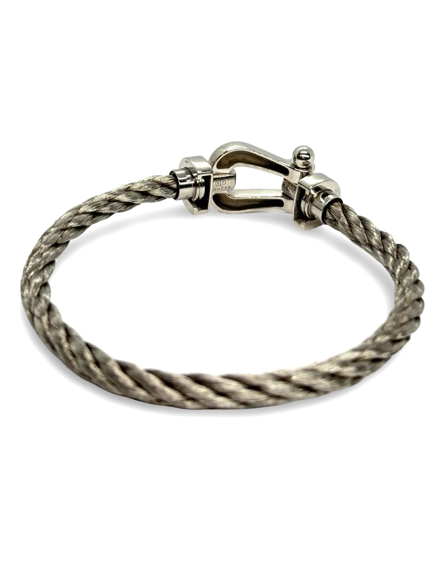 Icône de la Maison Fred, le bracelet Force 10 Grand Modèle en or blanc allie élégance et esprit marin. Son design tressé emblématique évoque la force et la liberté. Un bijou audacieux et raffiné, idéal pour sublimer un poignet avec caractère. Parfait en pièce signature ou à offrir en symbole de lien fort.