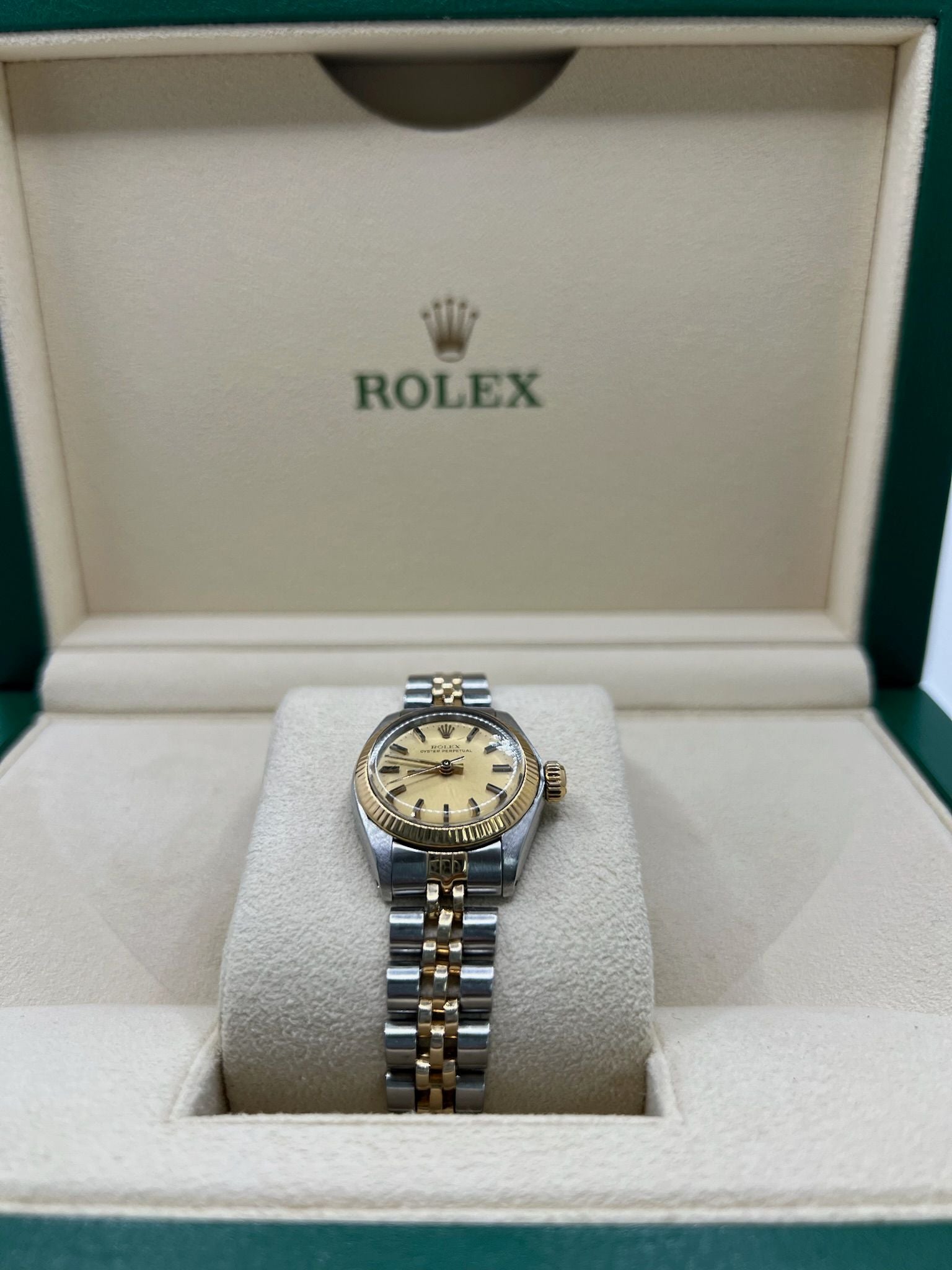 Montre de luxe pour femme, la Rolex Oyster Perpetual Lady 26 mm séduit par son élégance intemporelle. Dotée d’un boîtier en acier et d’un bracelet Jubilee raffiné, elle incarne le savoir-faire Rolex. Idéale pour les poignets fins, cette montre automatique allie précision, style et discrétion au quotidien.