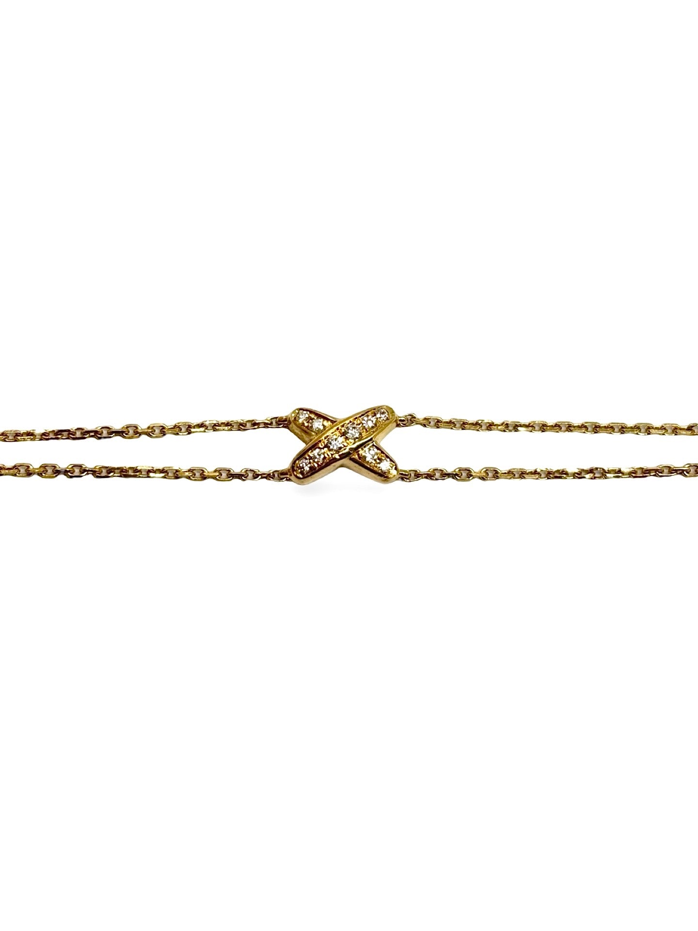 Bracelet Liens de Chaumet en or jaune 18 carats serti de diamants totalisant 0,23 carat. Ce bijou raffiné met en avant le motif iconique Liens, symbole d’union et d’attachement. L’éclat des diamants sublime la chaleur de l’or jaune pour un rendu élégant et intemporel. Un bracelet délicat et sophistiqué, idéal pour un cadeau précieux ou un usage quotidien.
