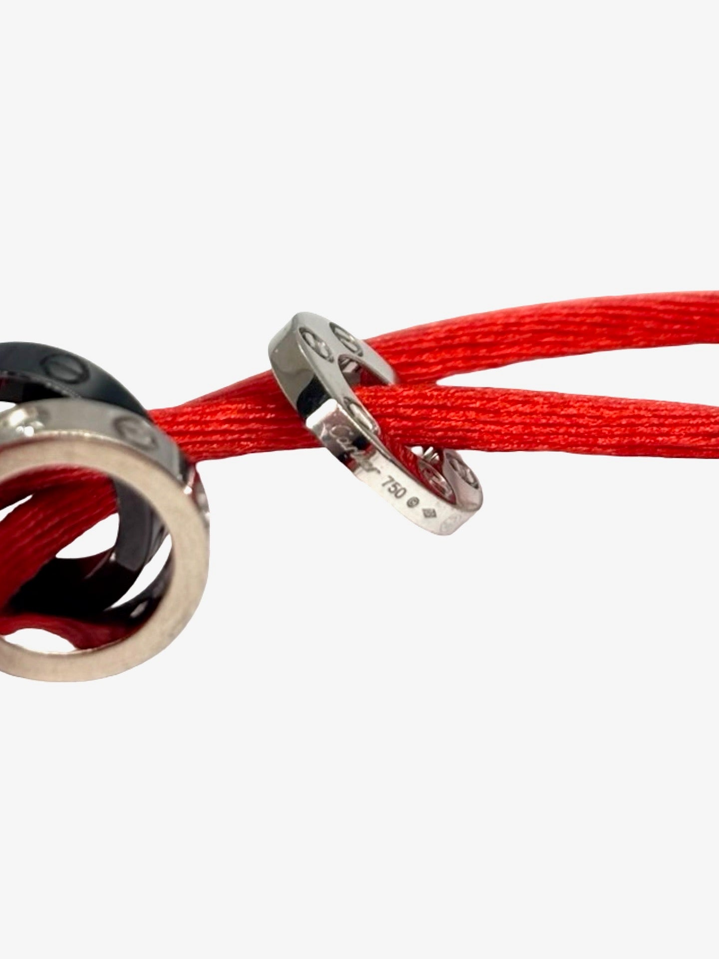 Bracelet Cartier Love en or blanc 18 carats et céramique noire au design iconique et contemporain. Ce bijou de luxe associe l’éclat raffiné de l’or blanc à la modernité de la céramique pour un style élégant et intemporel. Son motif emblématique apporte une touche sophistiquée au poignet, idéal pour un usage quotidien ou une occasion spéciale.
