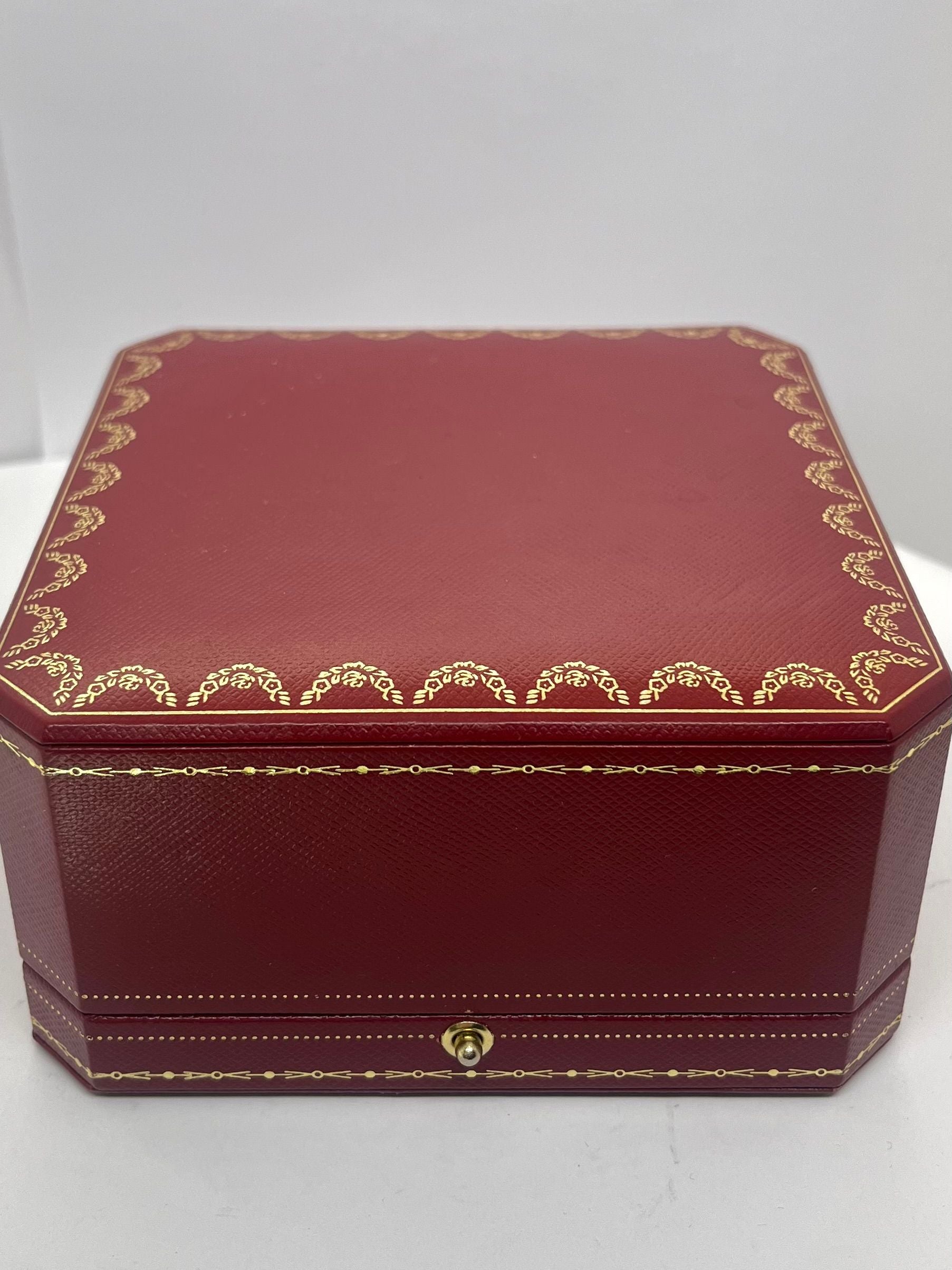 Découvrez l’icône intemporelle de la maison Cartier avec ce bracelet Love petit modèle en or blanc, délicatement orné de 10 diamants scintillants. Symbole d’attachement et d’élégance, ce bijou raffiné allie finesse, éclat et modernité. Une pièce précieuse et emblématique, parfaite pour sublimer votre poignet avec élégance et discrétion. 