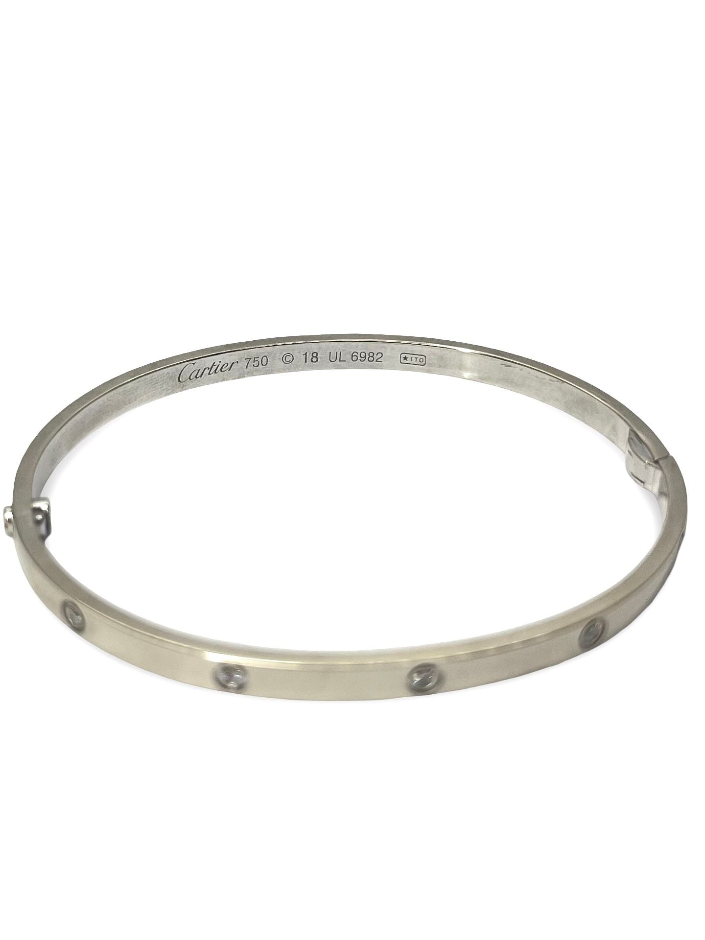 Découvrez l’icône intemporelle de la maison Cartier avec ce bracelet Love petit modèle en or blanc, délicatement orné de 10 diamants scintillants. Symbole d’attachement et d’élégance, ce bijou raffiné allie finesse, éclat et modernité. Une pièce précieuse et emblématique, parfaite pour sublimer votre poignet avec élégance et discrétion. 