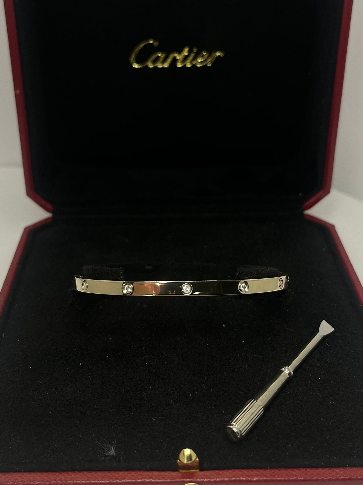 Découvrez l’icône intemporelle de la maison Cartier avec ce bracelet Love petit modèle en or blanc, délicatement orné de 10 diamants scintillants. Symbole d’attachement et d’élégance, ce bijou raffiné allie finesse, éclat et modernité. Une pièce précieuse et emblématique, parfaite pour sublimer votre poignet avec élégance et discrétion. 