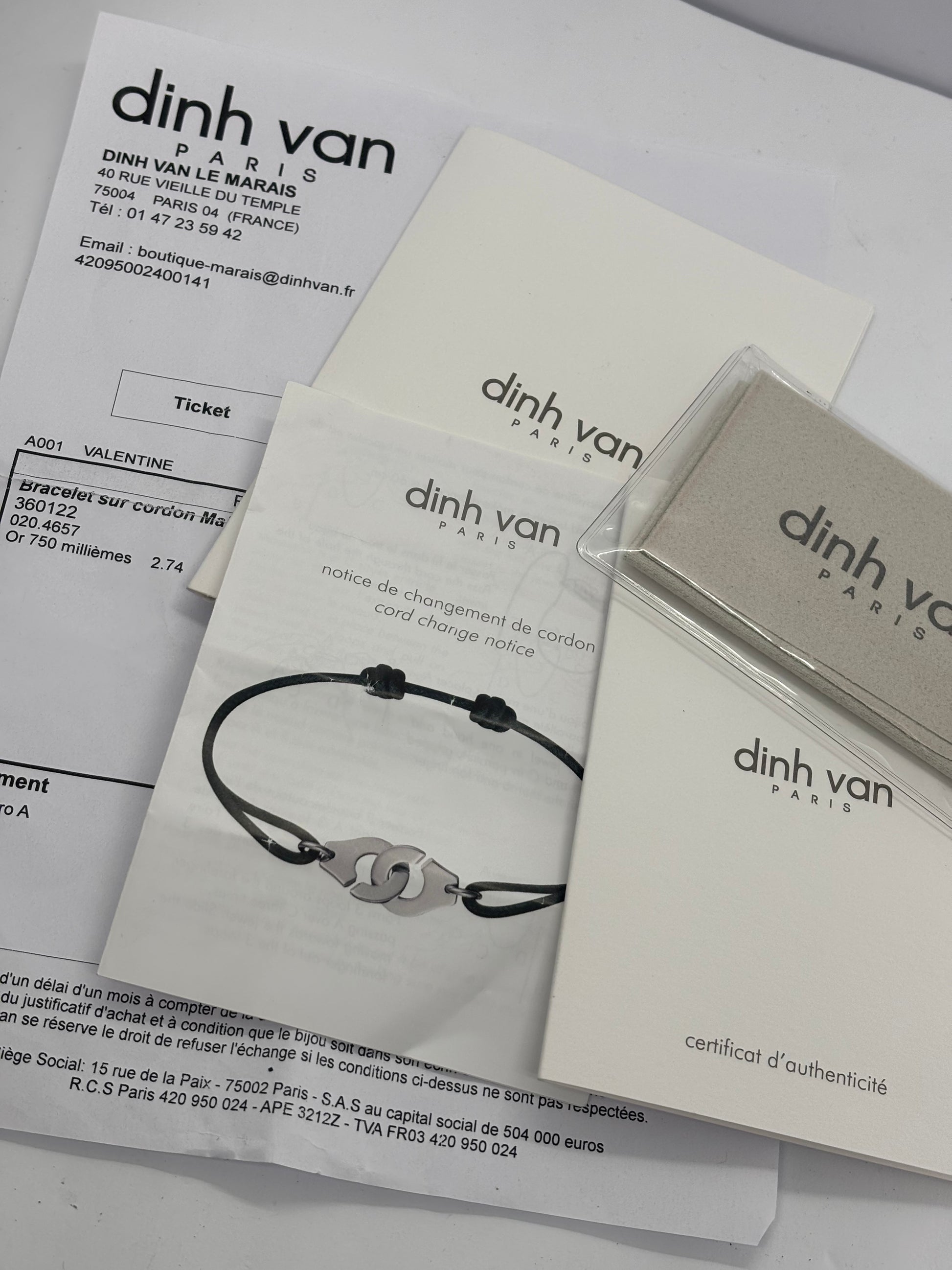 Bracelet cordon Dinh Van Maillon L en or blanc serti de diamants. Son design minimaliste et raffiné exprime l’élégance intemporelle propre à la maison Dinh Van. Le maillon emblématique symbolise le lien et la modernité, offrant un bijou lumineux et délicat à porter chaque jour, seul ou en accumulation.