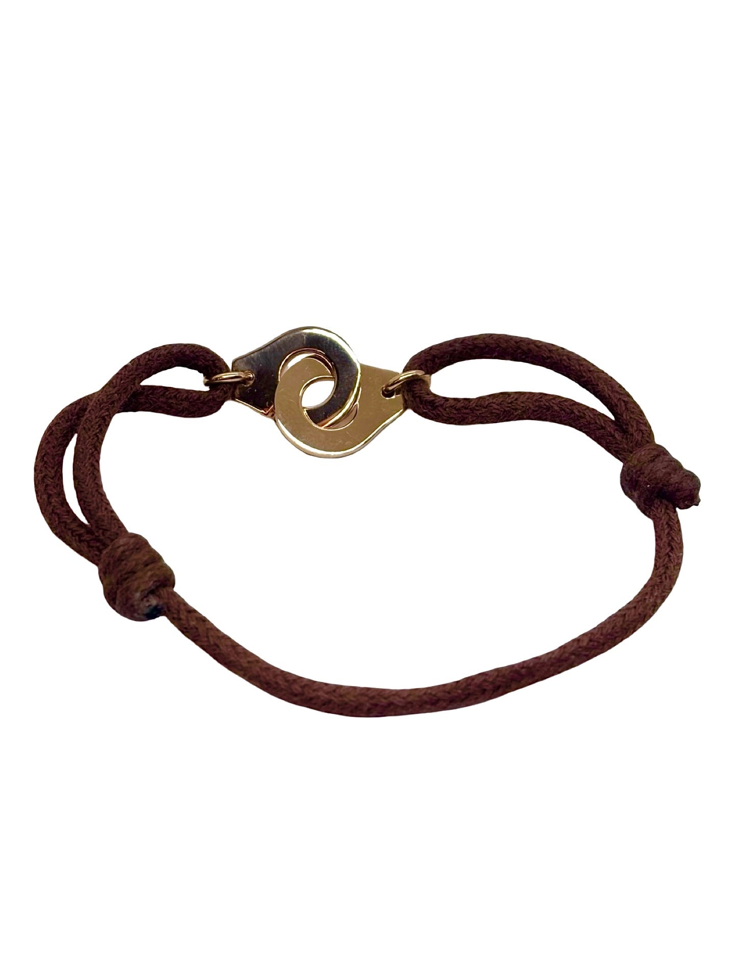 Bracelet Dinh Van Menottes R12 en or jaune 18 carats au design épuré et contemporain. Ce bijou emblématique séduit par son fermoir Menottes iconique, symbole d’attachement et d’élégance. Réalisé en or jaune 18K, il apporte une touche raffinée et moderne au poignet. Un bracelet intemporel idéal à porter au quotidien ou à offrir pour une occasion spéciale.
