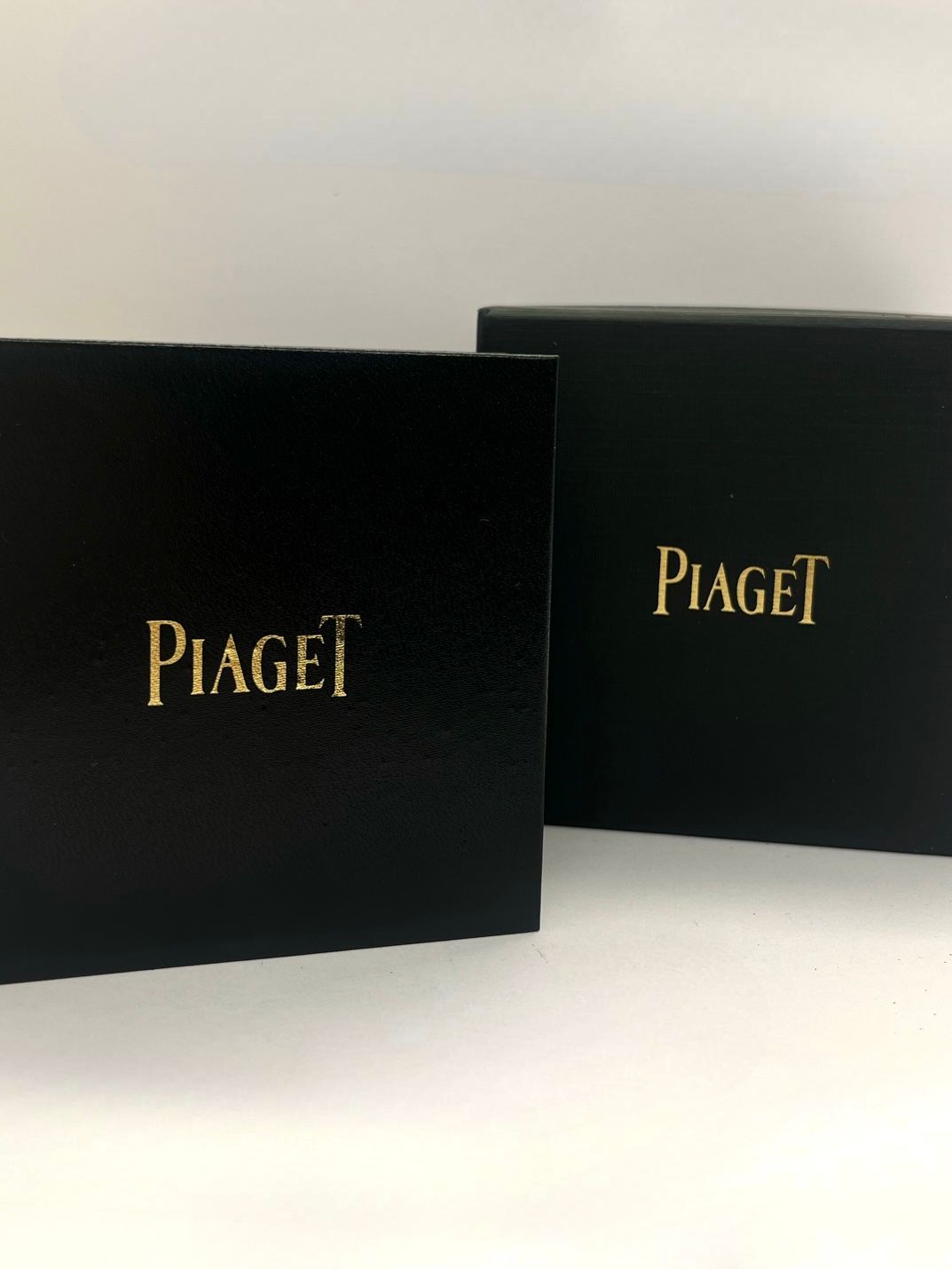 Découvrez l’élégance du Bracelet Piaget Possession, une création précieuse en or, sertie de 21 diamants naturels taille brillant. Véritable symbole de raffinement, ce bijou d’exception est livré avec sa boîte d’origine, sa surboîte et son certificat Piaget, garantissant son authenticité. Un éclat intemporel pour sublimer chaque poignet.