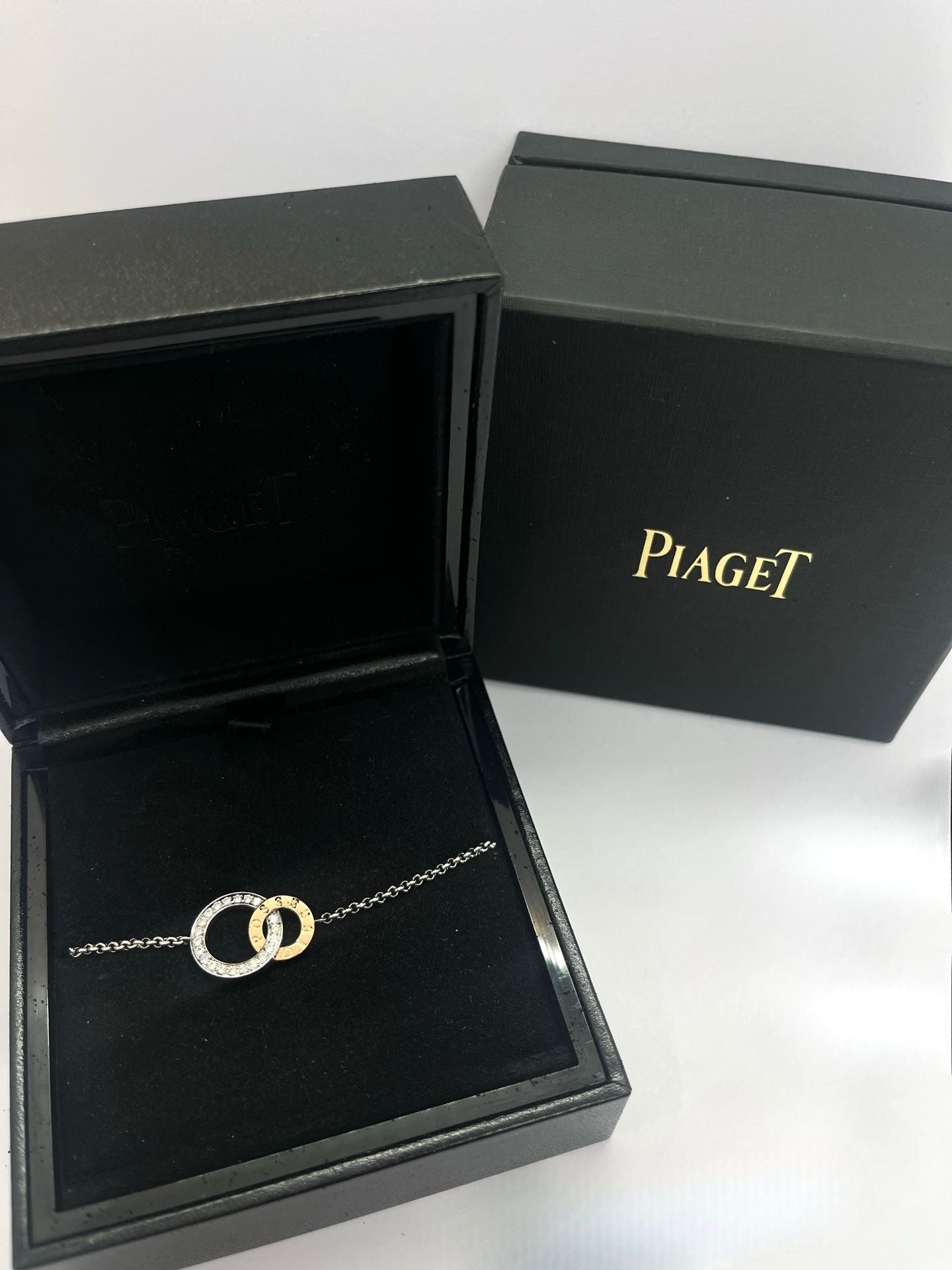 Découvrez l’élégance du Bracelet Piaget Possession, une création précieuse en or, sertie de 21 diamants naturels taille brillant. Véritable symbole de raffinement, ce bijou d’exception est livré avec sa boîte d’origine, sa surboîte et son certificat Piaget, garantissant son authenticité. Un éclat intemporel pour sublimer chaque poignet.