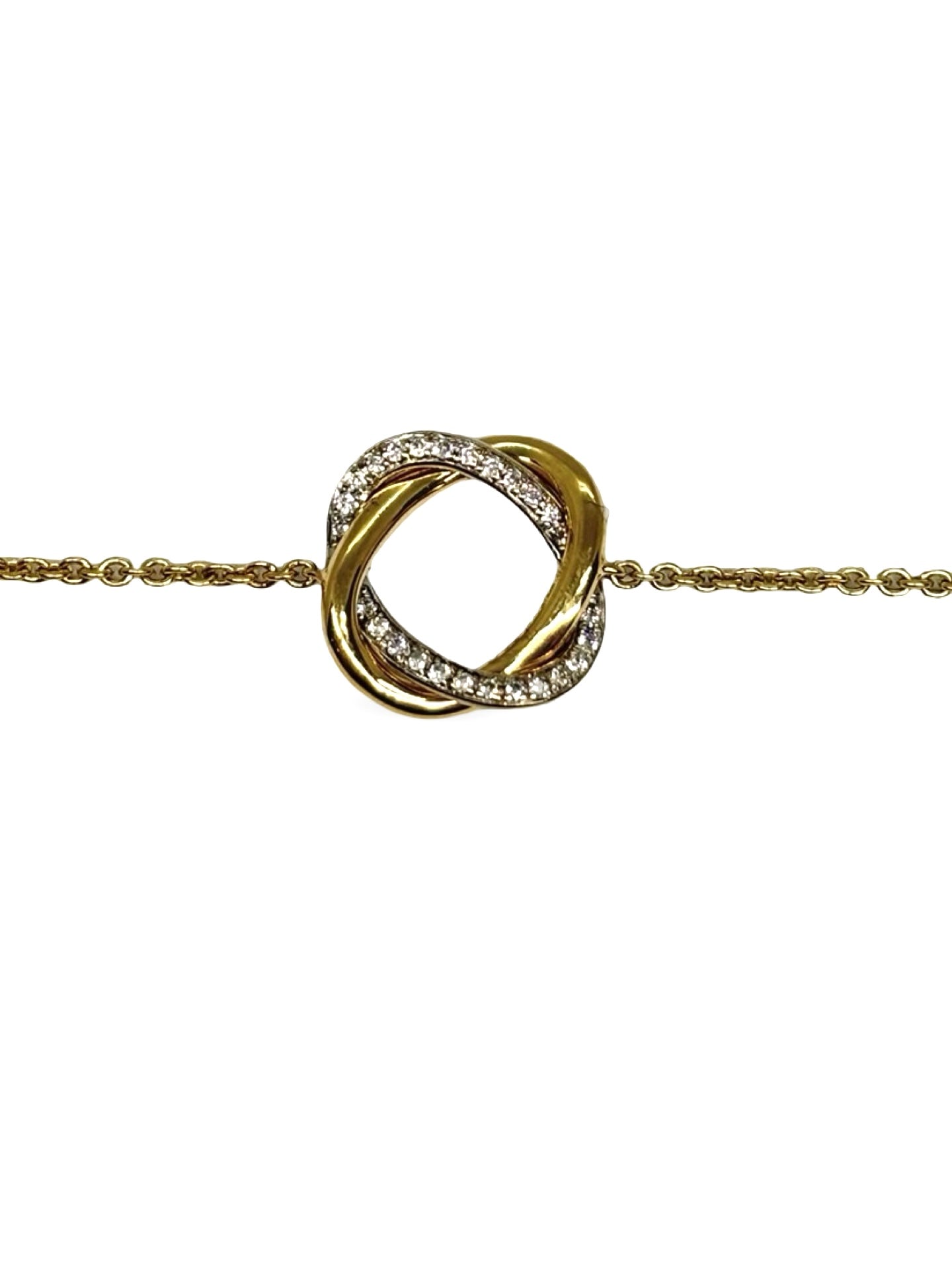 Sublimez votre poignet avec le bracelet Poiray Tresse en or et diamants, symbole d’élégance et de raffinement. Ce bijou d’exception séduit par son design iconique et intemporel, alliant la finesse de l’or à l’éclat des diamants. Parfait pour sublimer vos tenues, il incarne le luxe et le savoir-faire joaillier français.
