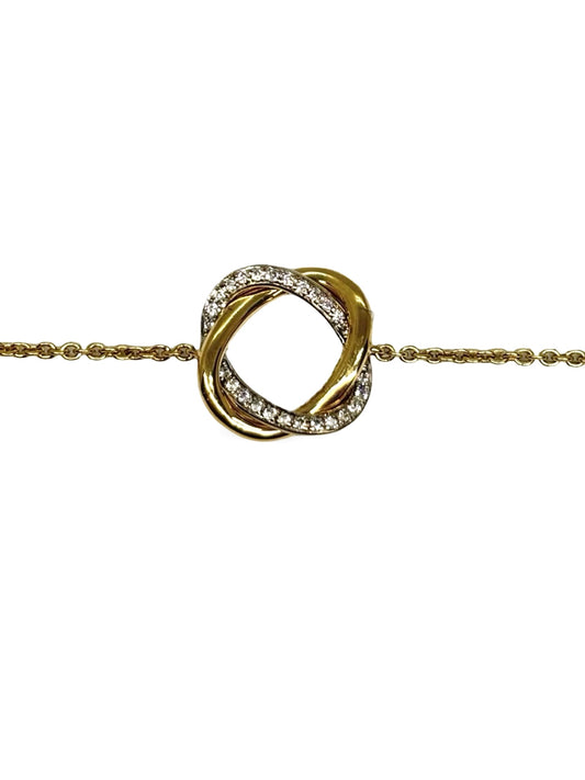 Sublimez votre poignet avec le bracelet Poiray Tresse en or et diamants, symbole d’élégance et de raffinement. Ce bijou d’exception séduit par son design iconique et intemporel, alliant la finesse de l’or à l’éclat des diamants. Parfait pour sublimer vos tenues, il incarne le luxe et le savoir-faire joaillier français.