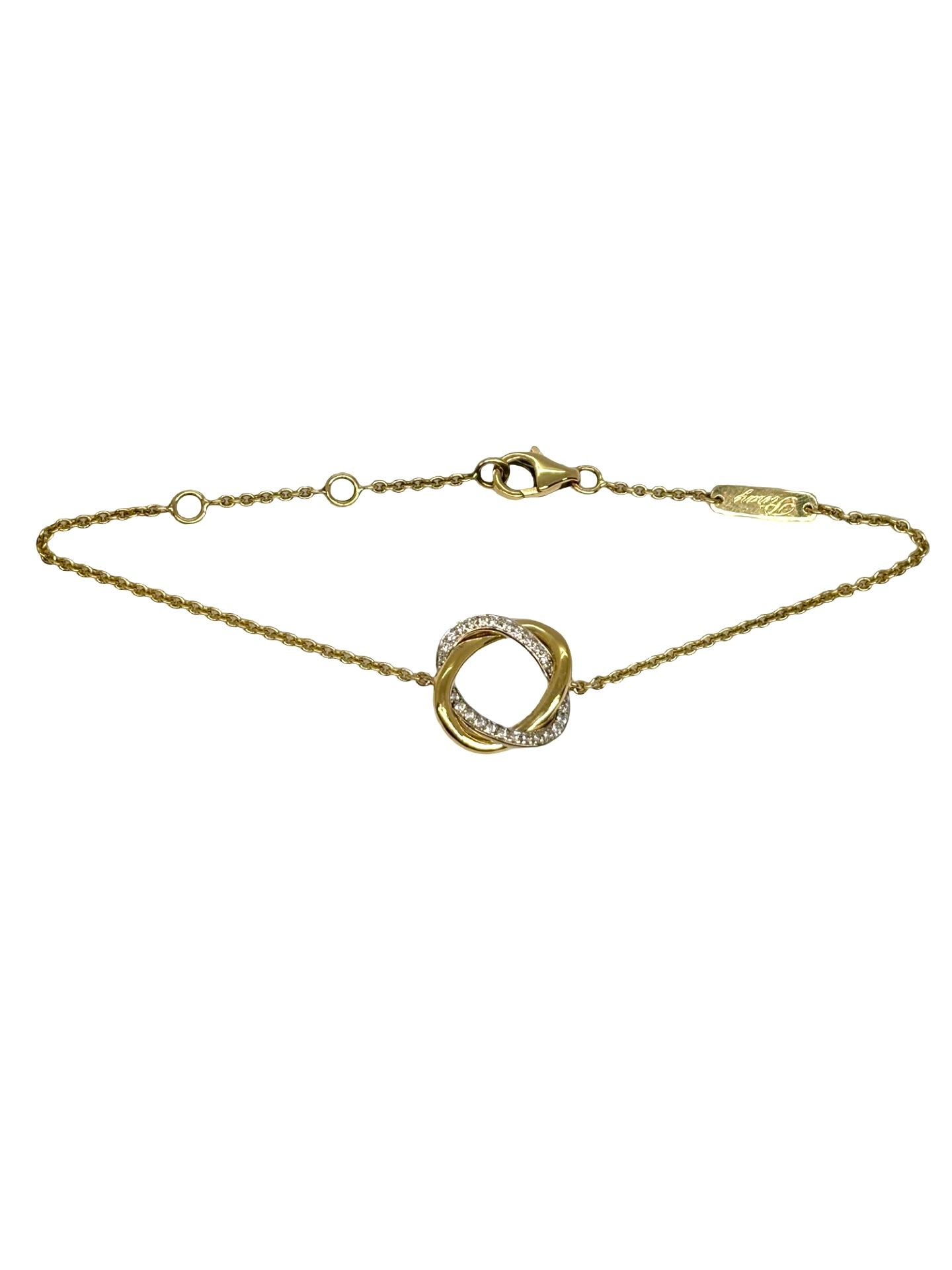 Sublimez votre poignet avec le bracelet Poiray Tresse en or et diamants, symbole d’élégance et de raffinement. Ce bijou d’exception séduit par son design iconique et intemporel, alliant la finesse de l’or à l’éclat des diamants. Parfait pour sublimer vos tenues, il incarne le luxe et le savoir-faire joaillier français.