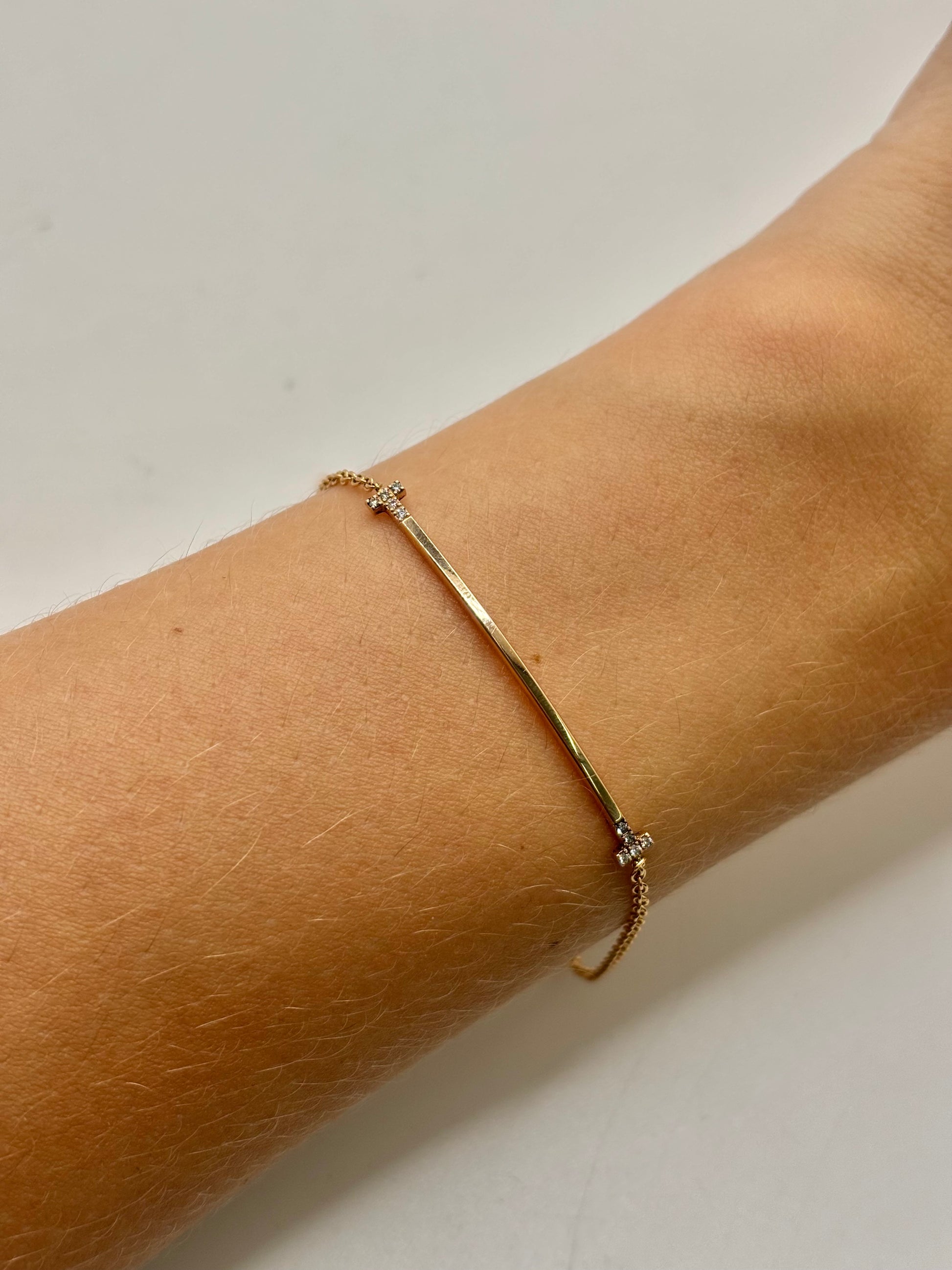 Découvrez le bracelet Tiffany & Co T en or jaune 18 carats et diamant 0,03 ct, un bijou emblématique au design contemporain et épuré. Ce bracelet Tiffany T en or jaune 750/1000 met en valeur l'iconique motif « T », sublimé par un diamant de 0,03 carat délicatement serti. Élégant et intemporel, il se porte aussi bien au quotidien que lors d'occasions spéciales. Une création raffinée qui reflète le savoir-faire joaillier et l'excellence de Tiffany & Co.