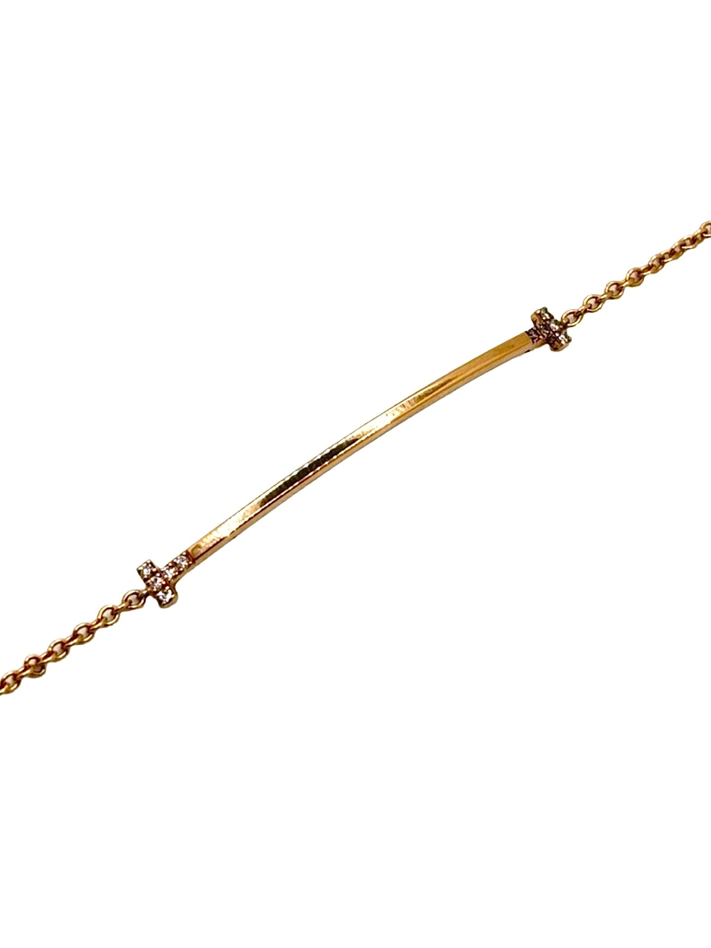 Découvrez le bracelet Tiffany & Co T en or jaune 18 carats et diamant 0,03 ct, un bijou emblématique au design contemporain et épuré. Ce bracelet Tiffany T en or jaune 750/1000 met en valeur l'iconique motif « T », sublimé par un diamant de 0,03 carat délicatement serti. Élégant et intemporel, il se porte aussi bien au quotidien que lors d'occasions spéciales. Une création raffinée qui reflète le savoir-faire joaillier et l'excellence de Tiffany & Co.