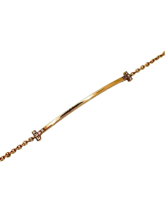 Découvrez le bracelet Tiffany & Co T en or jaune 18 carats et diamant 0,03 ct, un bijou emblématique au design contemporain et épuré. Ce bracelet Tiffany T en or jaune 750/1000 met en valeur l'iconique motif « T », sublimé par un diamant de 0,03 carat délicatement serti. Élégant et intemporel, il se porte aussi bien au quotidien que lors d'occasions spéciales. Une création raffinée qui reflète le savoir-faire joaillier et l'excellence de Tiffany & Co.