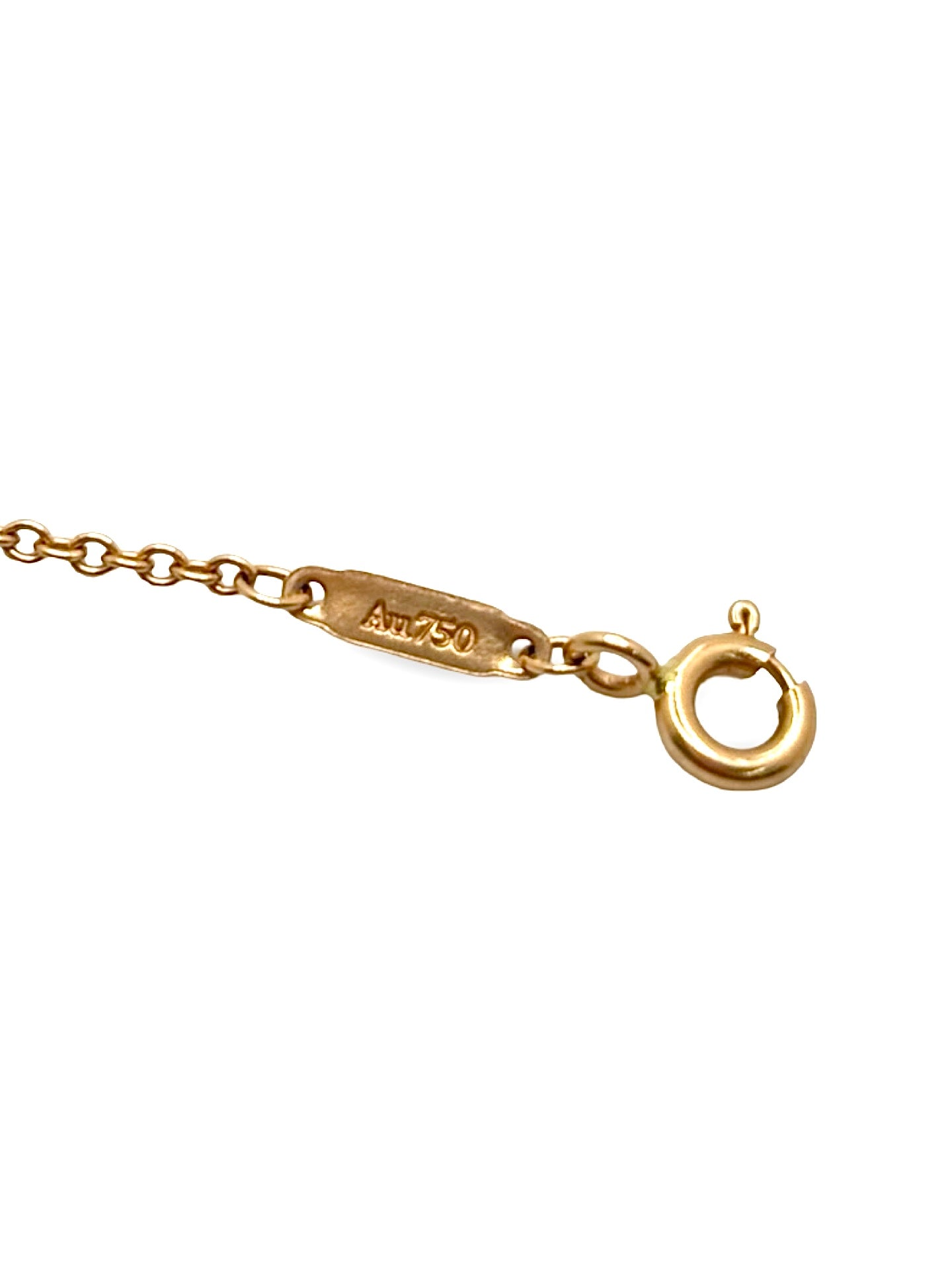 Découvrez le bracelet Tiffany & Co T en or jaune 18 carats et diamant 0,03 ct, un bijou emblématique au design contemporain et épuré. Ce bracelet Tiffany T en or jaune 750/1000 met en valeur l'iconique motif « T », sublimé par un diamant de 0,03 carat délicatement serti. Élégant et intemporel, il se porte aussi bien au quotidien que lors d'occasions spéciales. Une création raffinée qui reflète le savoir-faire joaillier et l'excellence de Tiffany & Co.