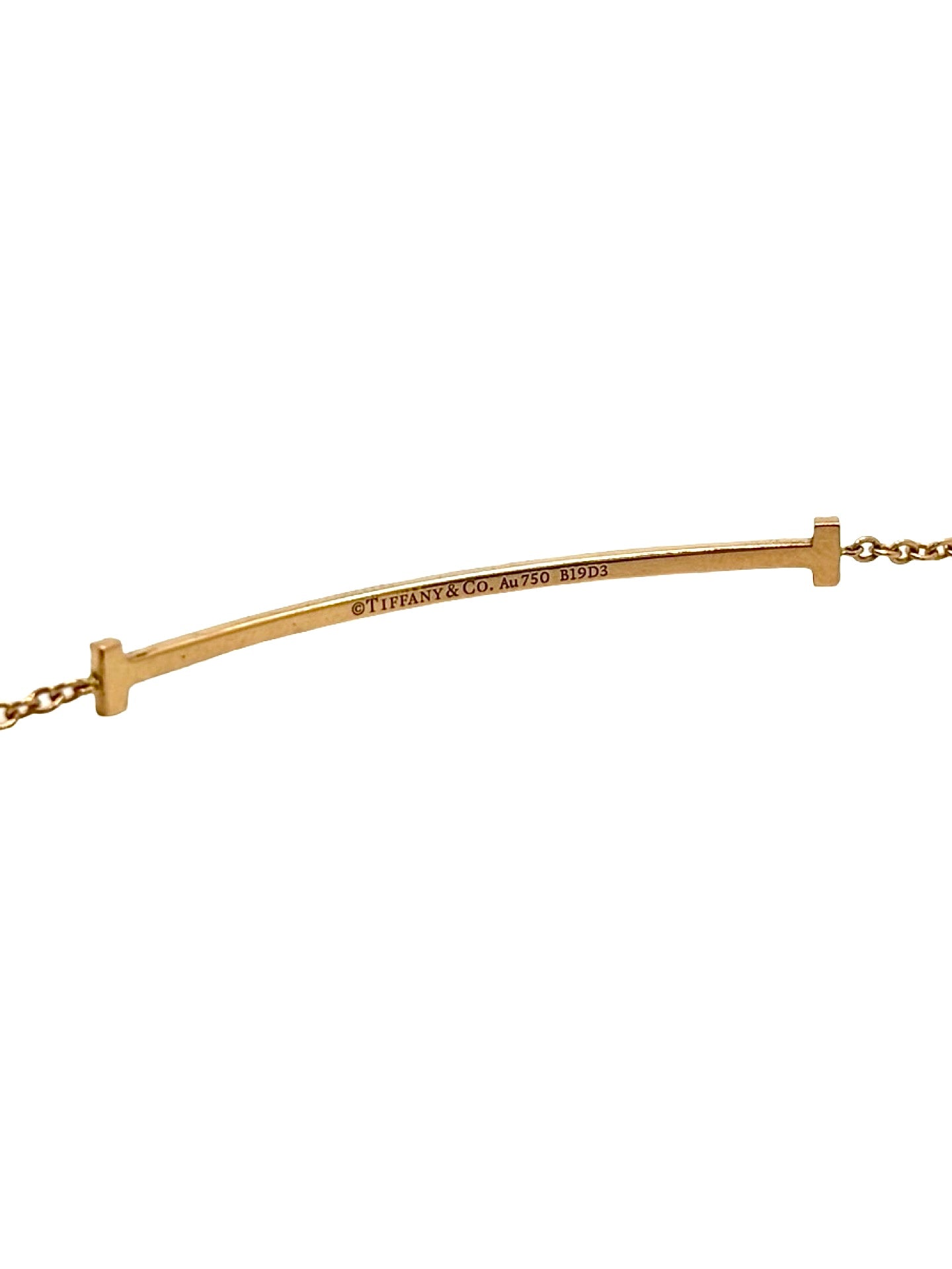 Découvrez le bracelet Tiffany & Co T en or jaune 18 carats et diamant 0,03 ct, un bijou emblématique au design contemporain et épuré. Ce bracelet Tiffany T en or jaune 750/1000 met en valeur l'iconique motif « T », sublimé par un diamant de 0,03 carat délicatement serti. Élégant et intemporel, il se porte aussi bien au quotidien que lors d'occasions spéciales. Une création raffinée qui reflète le savoir-faire joaillier et l'excellence de Tiffany & Co.
