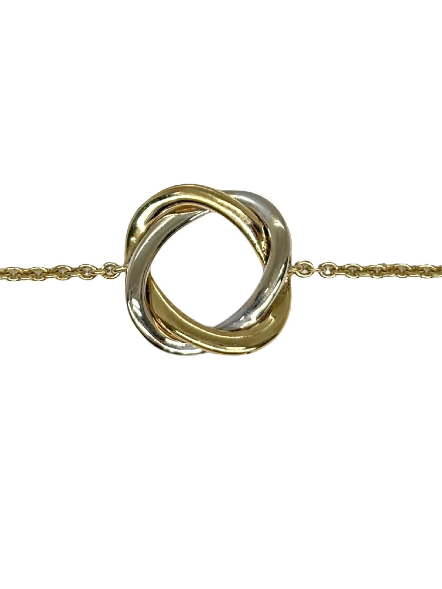 Sublimez votre poignet avec le bracelet Poiray Tresse en or et diamants, symbole d’élégance et de raffinement. Ce bijou d’exception séduit par son design iconique et intemporel, alliant la finesse de l’or à l’éclat des diamants. Parfait pour sublimer vos tenues, il incarne le luxe et le savoir-faire joaillier français.