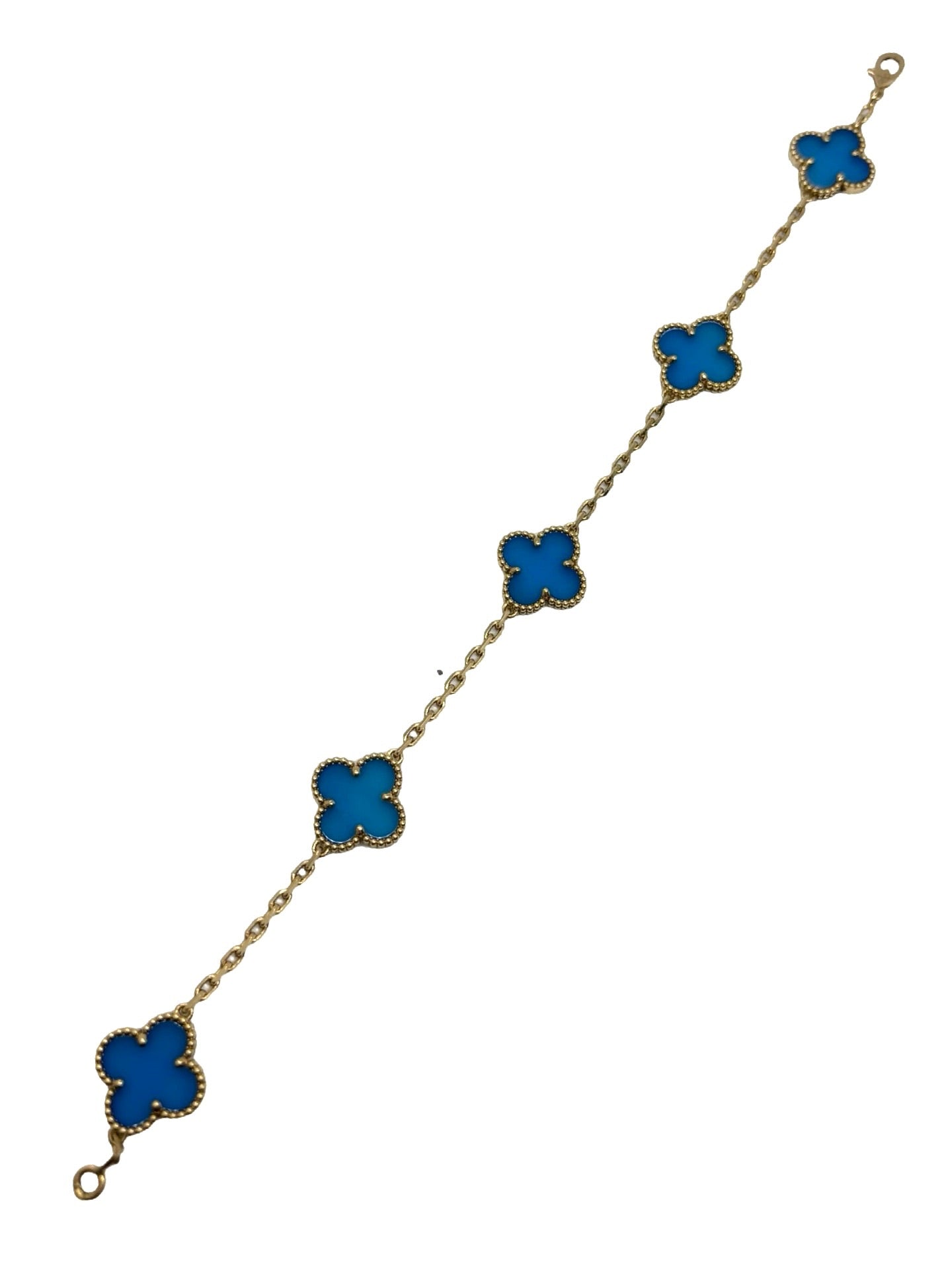 Bracelet Alhambra de Van Cleef & Arpels en or jaune 18 carats, orné de motifs en agate polie. Ce bijou emblématique séduit par son design iconique et raffiné, associant l’éclat chaud de l’or jaune à la profondeur colorée des agates. Élégant et intemporel, il apporte sophistication et charme à toutes les tenues, incarnant le savoir-faire joaillier unique de Van Cleef & Arpels dans un style luxueux et délicat.