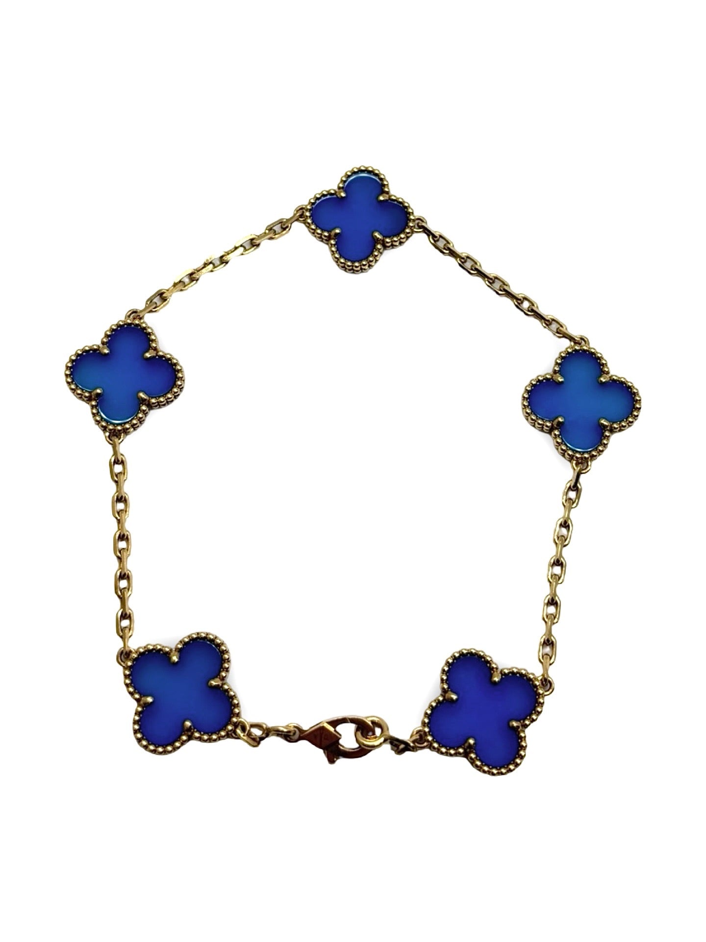 Bracelet Alhambra de Van Cleef & Arpels en or jaune 18 carats, orné de motifs en agate polie. Ce bijou emblématique séduit par son design iconique et raffiné, associant l’éclat chaud de l’or jaune à la profondeur colorée des agates. Élégant et intemporel, il apporte sophistication et charme à toutes les tenues, incarnant le savoir-faire joaillier unique de Van Cleef & Arpels dans un style luxueux et délicat.