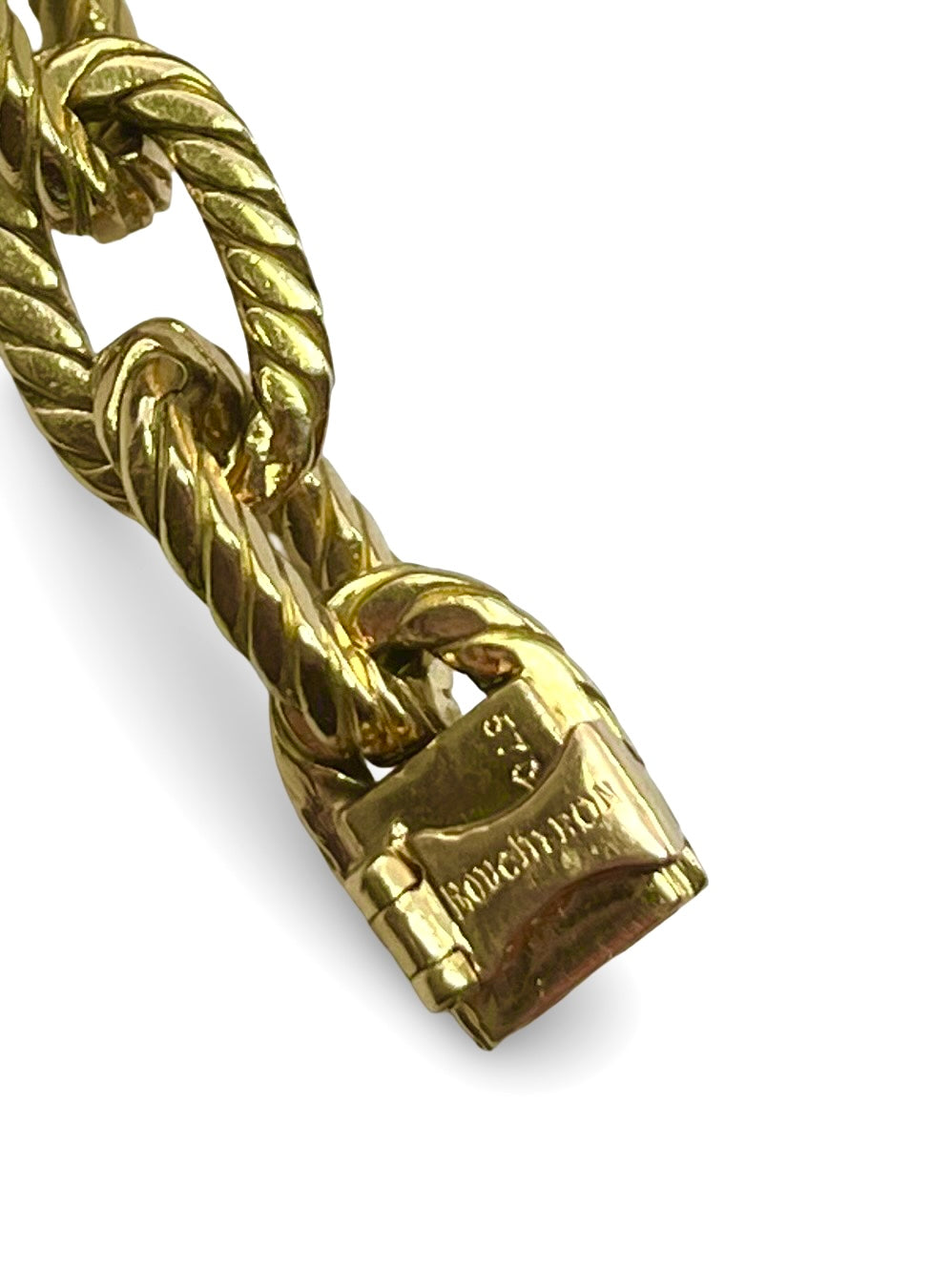 Bracelet vintage Boucheron en or jaune, symbole d’élégance intemporelle et du savoir-faire de la haute joaillerie française. Ce bijou raffiné séduit par son design emblématique et sa qualité exceptionnelle. Une pièce précieuse et rare, idéale pour les amateurs de créations anciennes et de luxe discret.