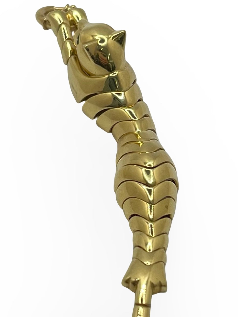 Élégant et puissant, ce bracelet panthère en or jaune 18K incarne le raffinement de la joaillerie haut de gamme. Inspiré du félin emblématique, ce bijou animalier séduit par ses lignes sculpturales et son éclat intemporel. Un accessoire précieux qui allie force, élégance et savoir-faire artisanal.