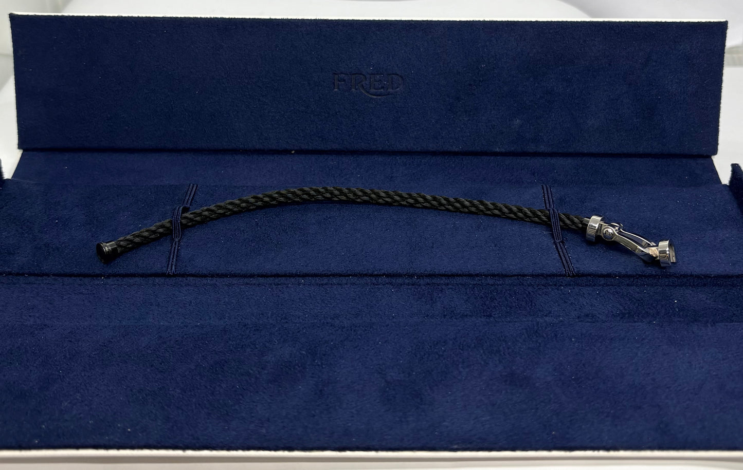 Bracelet Fred Force 10 en or blanc 18 carats (750/1000), un bijou emblématique de la maison Fred, reconnu pour son design élégant et contemporain. Ce bracelet de luxe en or blanc séduit par ses lignes raffinées et son style intemporel, idéal pour apporter une touche de sophistication au poignet. Le bracelet Force 10 en or blanc 18K se porte seul pour un look minimaliste ou associé à d’autres bijoux pour un style personnalisé. Un bijou précieux qui allie modernité, élégance et savoir-faire joaillier.