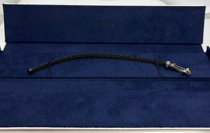 Bracelet Fred Force 10 en or blanc 18 carats (750/1000), un bijou emblématique de la maison Fred, reconnu pour son design élégant et contemporain. Ce bracelet de luxe en or blanc séduit par ses lignes raffinées et son style intemporel, idéal pour apporter une touche de sophistication au poignet. Le bracelet Force 10 en or blanc 18K se porte seul pour un look minimaliste ou associé à d’autres bijoux pour un style personnalisé. Un bijou précieux qui allie modernité, élégance et savoir-faire joaillier.