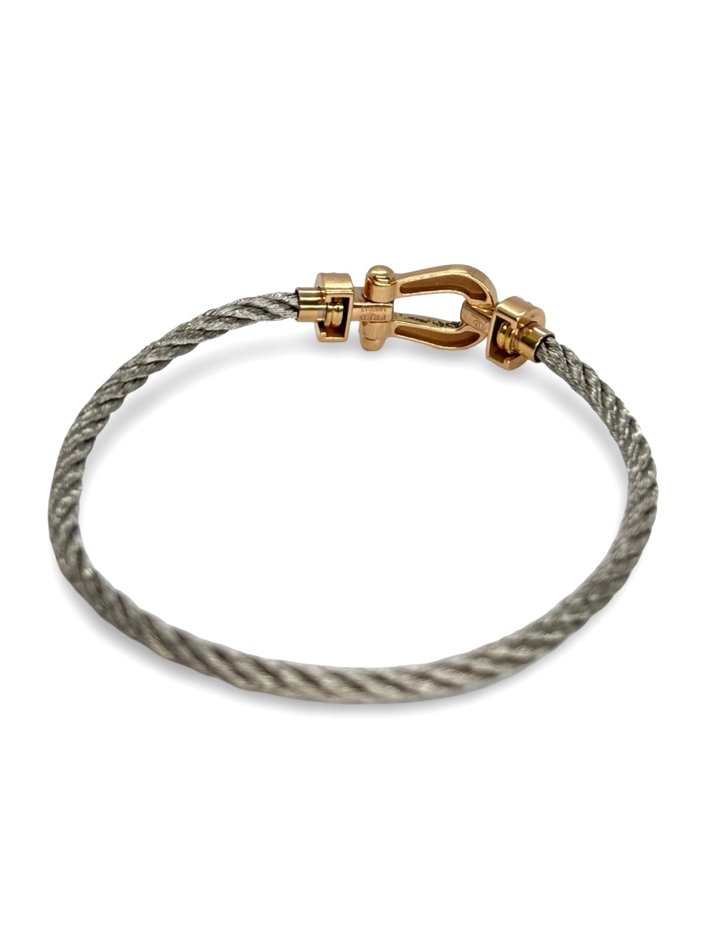 Icône de la Maison Fred, le bracelet Force 10 en or rose et diamants 0,12 ct allie élégance et modernité. Son câble tressé et sa boucle sertie de diamants reflètent un savoir-faire joaillier unique. Symbole de force et de raffinement, il sublime le poignet avec éclat et sophistication.