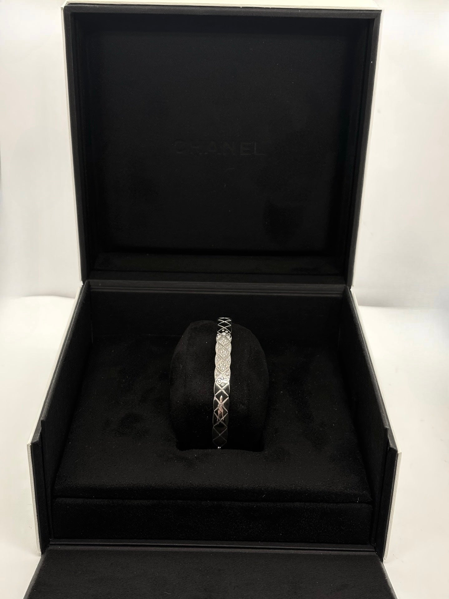 Bracelet Chanel Coco Crush en or blanc 18 carats serti de diamants pour un poids total de 0,25 carat. Inspiré du motif matelassé emblématique de la maison, ce bijou élégant allie modernité et raffinement. Son design graphique et intemporel en fait une pièce iconique, idéale pour sublimer le poignet au quotidien ou lors d’occasions spéciales.