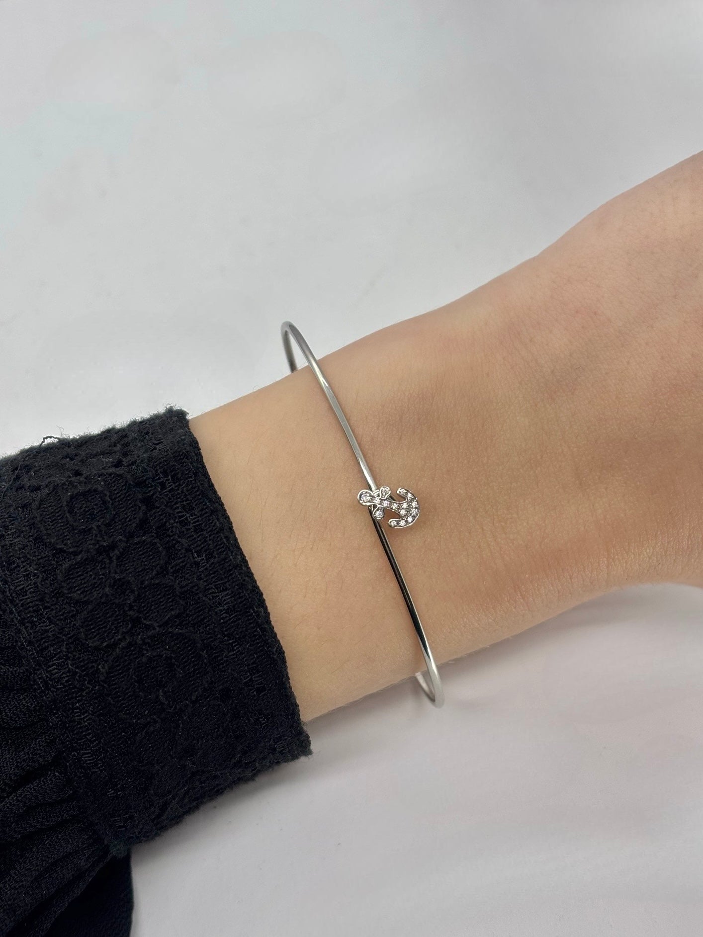 Bracelet Fred For Kate Moss en or blanc 18 carats serti de diamants pour un poids total de 0,15 carat. Élégant et délicat, ce bijou associe un design contemporain à l’éclat subtil des diamants. Idéal pour un port quotidien ou pour une occasion spéciale, il incarne le raffinement, la modernité et le savoir-faire joaillier.