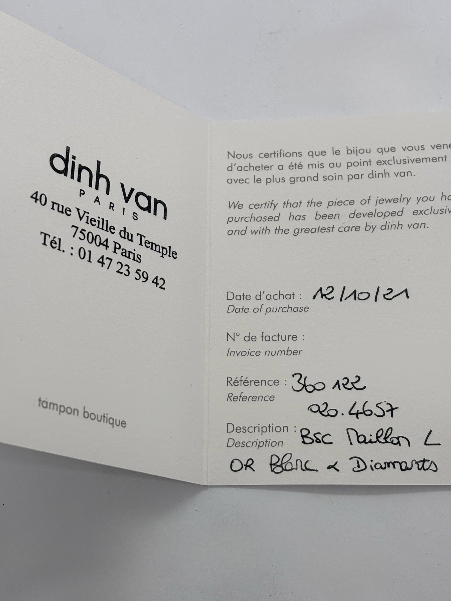 Bracelet cordon Dinh Van Maillon L en or blanc serti de diamants. Son design minimaliste et raffiné exprime l’élégance intemporelle propre à la maison Dinh Van. Le maillon emblématique symbolise le lien et la modernité, offrant un bijou lumineux et délicat à porter chaque jour, seul ou en accumulation.