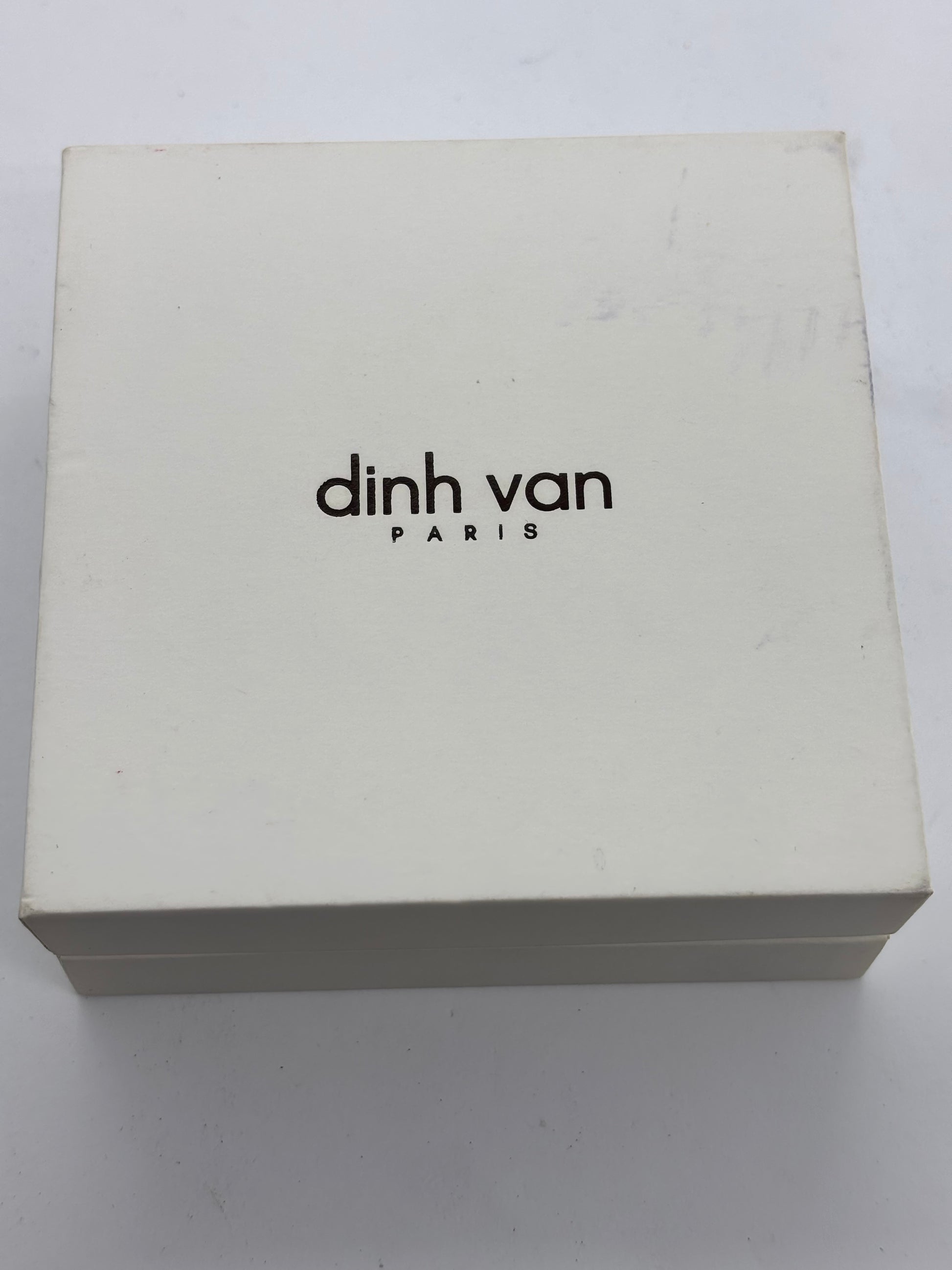 Bracelet Dinh Van Menottes en or blanc serti de diamants, symbole d’union et de modernité. Son design épuré et contemporain mêle éclat du métal précieux et brillance des pierres. Une création élégante et intemporelle, parfaite pour sublimer le poignet avec raffinement et discrétion.