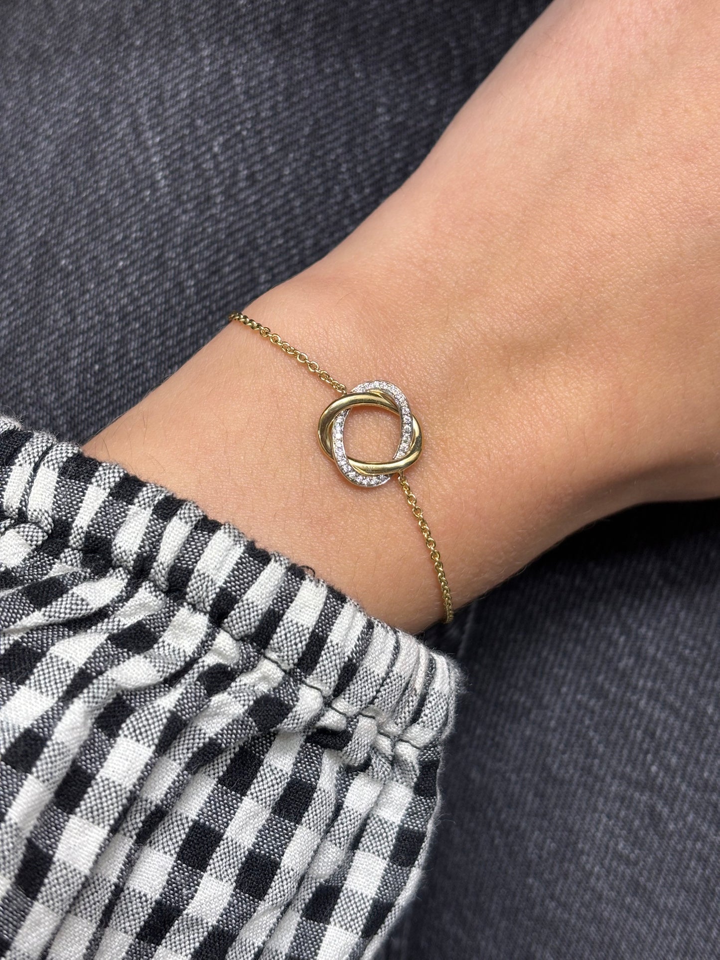 Sublimez votre poignet avec le bracelet Poiray Tresse en or et diamants, symbole d’élégance et de raffinement. Ce bijou d’exception séduit par son design iconique et intemporel, alliant la finesse de l’or à l’éclat des diamants. Parfait pour sublimer vos tenues, il incarne le luxe et le savoir-faire joaillier français.